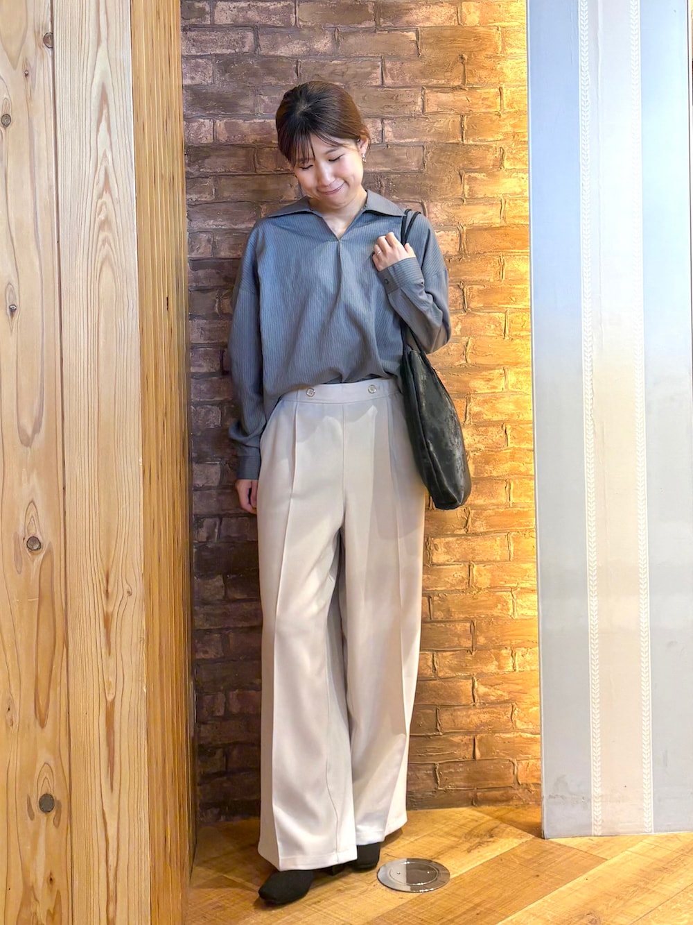 グレー系のシャツ/ブラウス、ベージュ系のその他パンツ、ブラック系のパンプスを着用したレディースの秋コーディネートの2枚目の写真