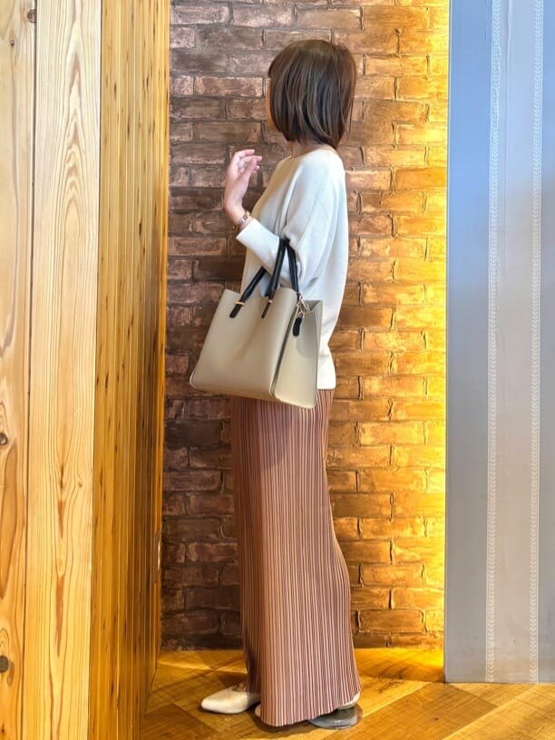 ホワイト系のニット/セーター、ピンク系のその他パンツ、ゴールド系のその他シューズを着用したレディースの春コーディネートの2枚目の写真