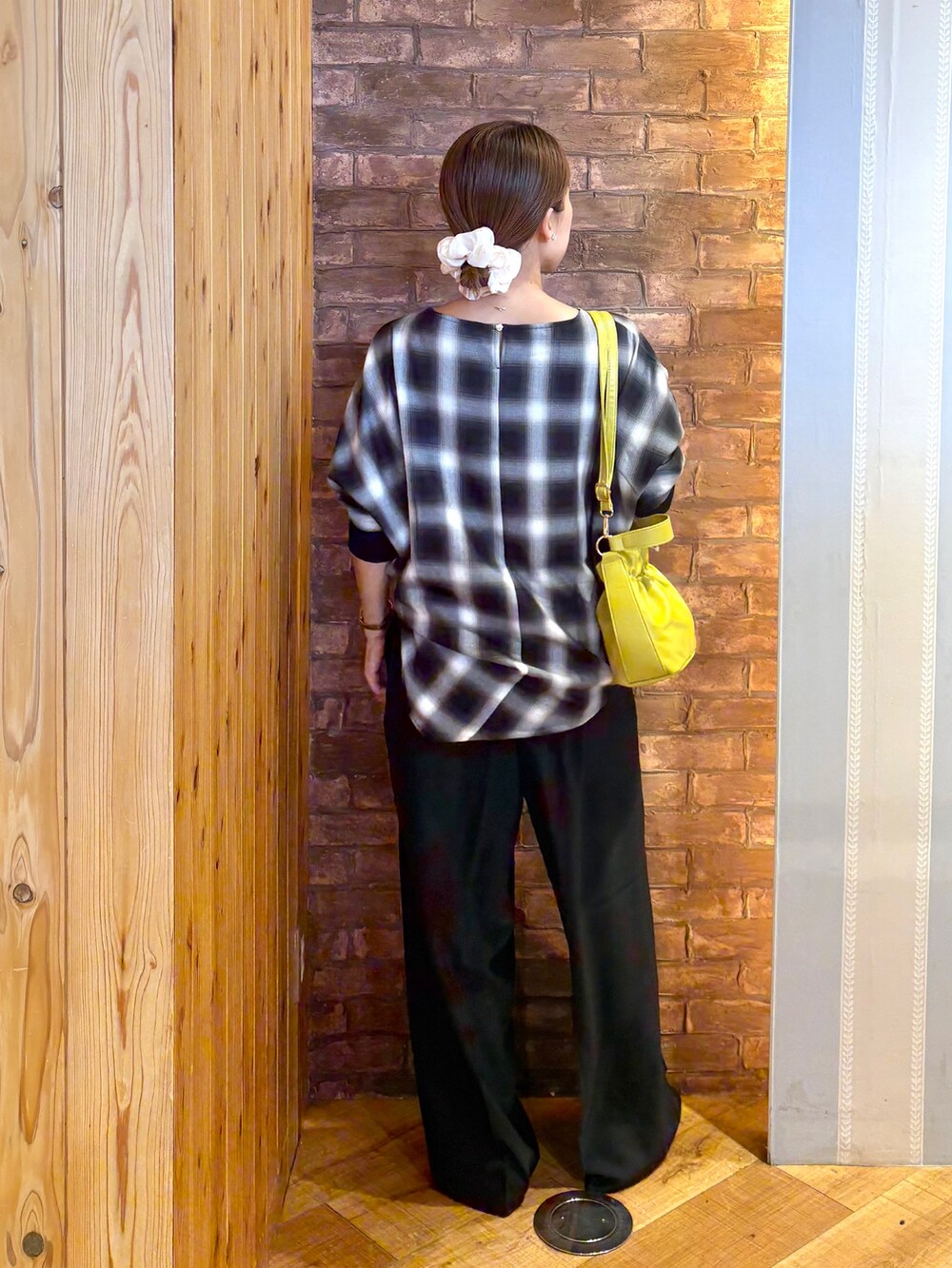 グレー系のシャツ/ブラウス、ブラック系のその他パンツ、ブラック系のその他シューズを着用したレディースの秋コーディネートの3枚目の写真