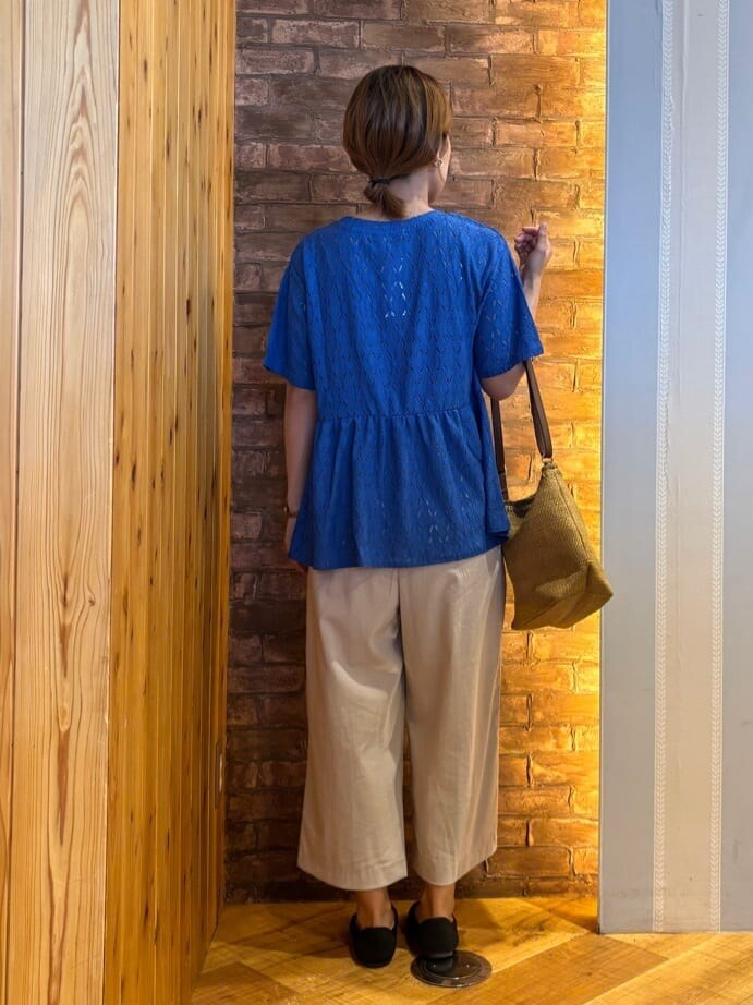 ブルー系のTシャツ/カットソー、ベージュ系のその他パンツ、ブラック系のパンプスを着用したレディースの夏コーディネートの3枚目の写真