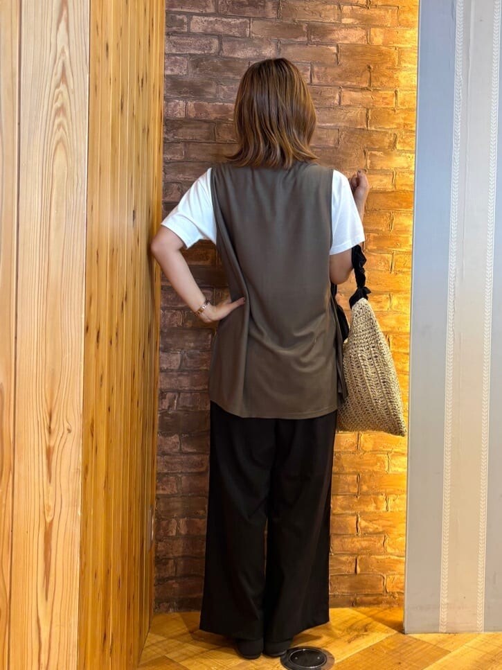 グリーン系のその他トップス、ブラック系のその他パンツ、ブラック系のパンプスを着用したレディースの夏コーディネートの3枚目の写真