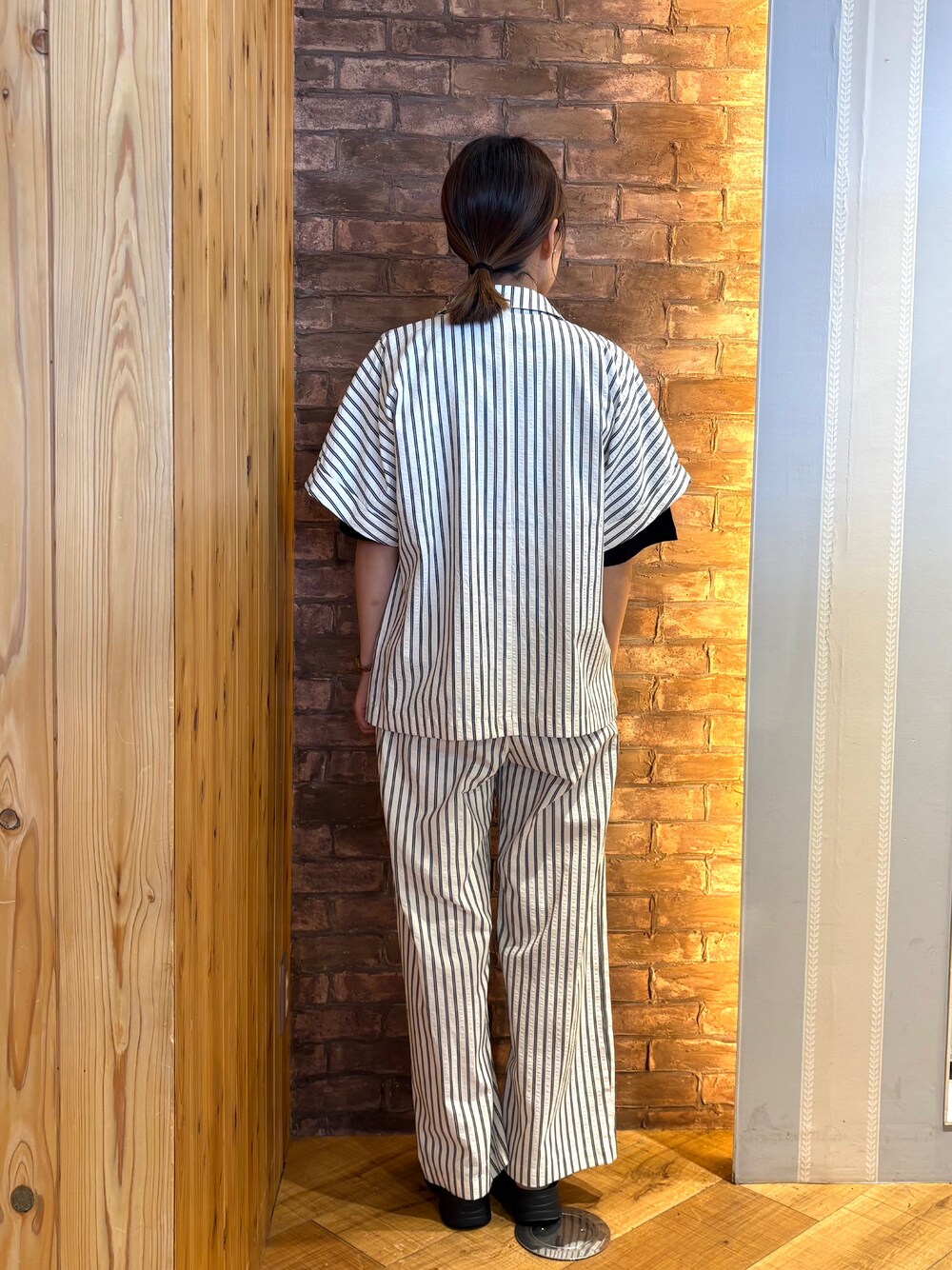 ベージュ系のテーラードジャケット、ブラック系のTシャツ/カットソー、ベージュ系のその他パンツを着用したレディースの夏コーディネートの3枚目の写真