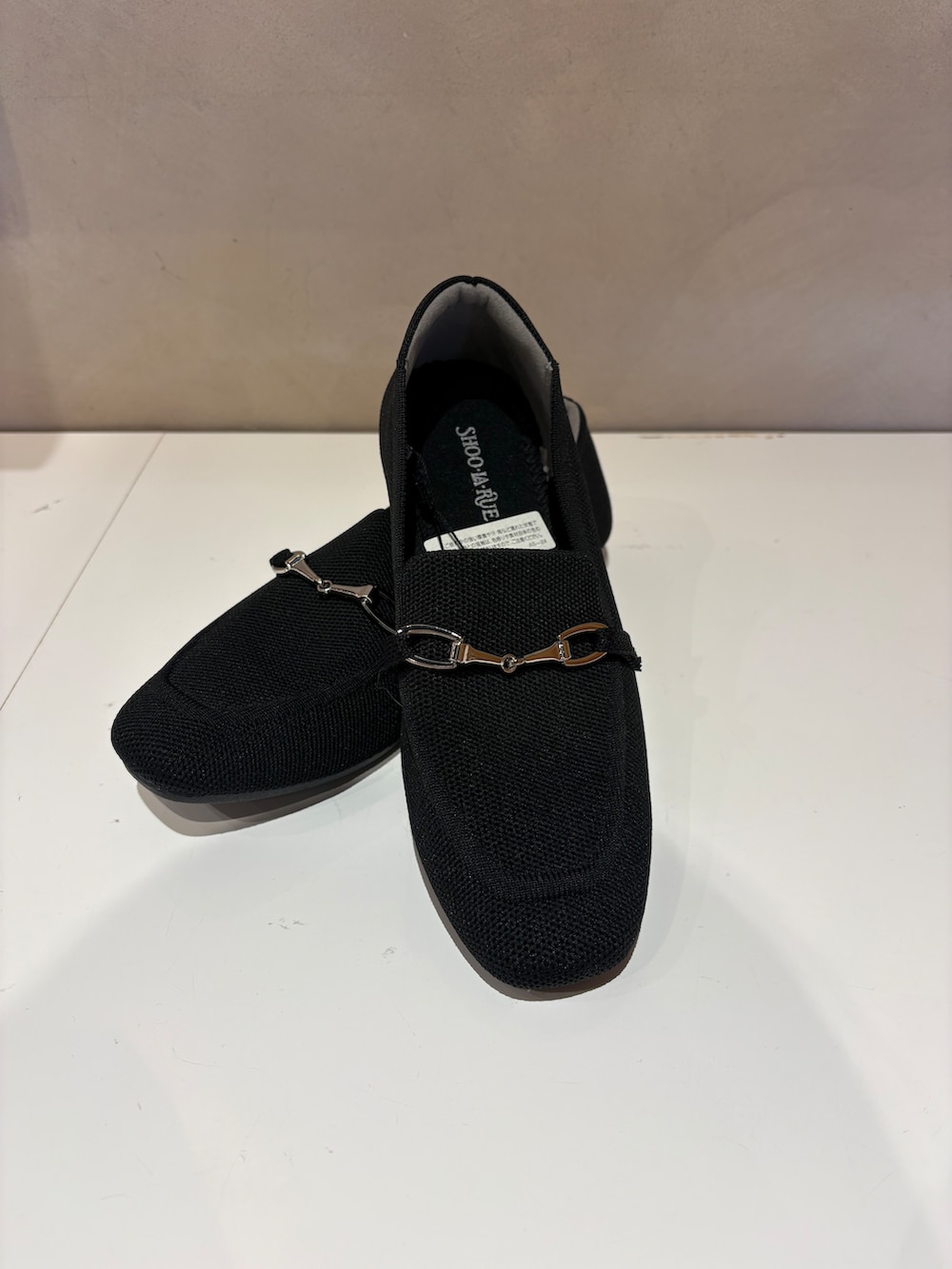 ブラウン系のニット/セーター、ベージュ系のその他パンツ、ブラック系のその他シューズを着用したレディースの夏コーディネートの4枚目の写真