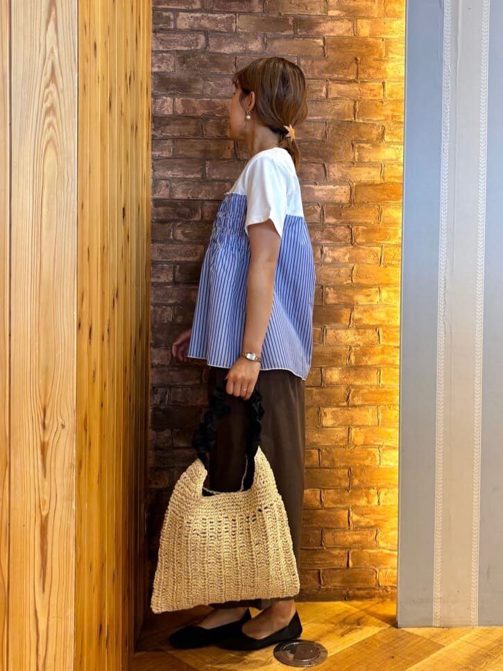 ホワイト系のTシャツ/カットソー、ブラウン系のその他パンツ、ブラック系のパンプスを着用したレディースの夏コーディネートの2枚目の写真
