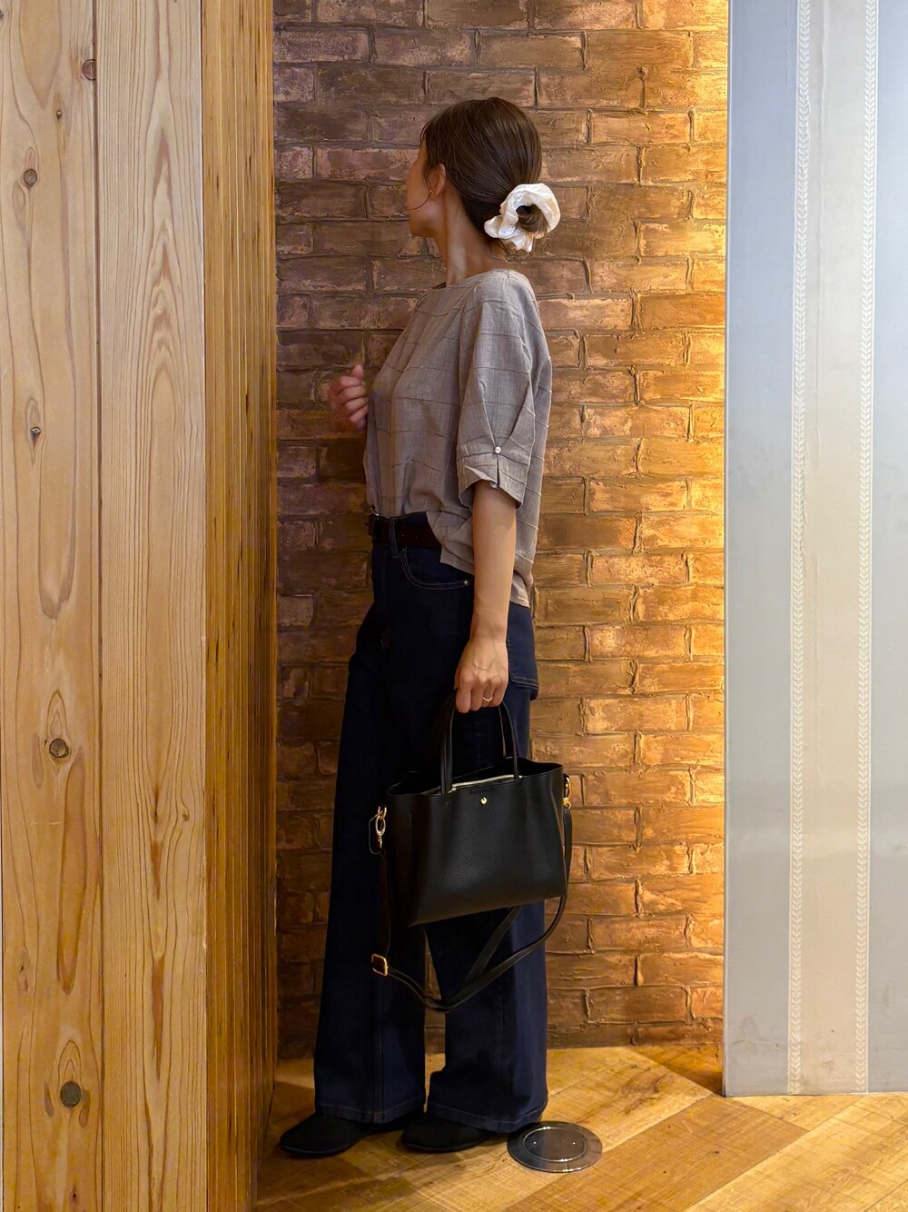 ベージュ系のシャツ/ブラウス、ブルー系のデニムパンツ、ブラック系のパンプスを着用したレディースの夏コーディネートの2枚目の写真