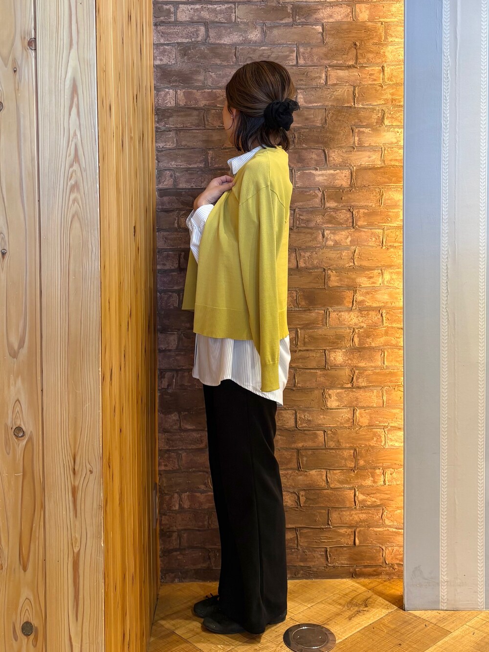 イエロー系のカーディガン/ボレロ、ブラック系のその他シューズ、ブルー系のシャツ/ブラウスを着用したレディースの夏コーディネートの2枚目の写真