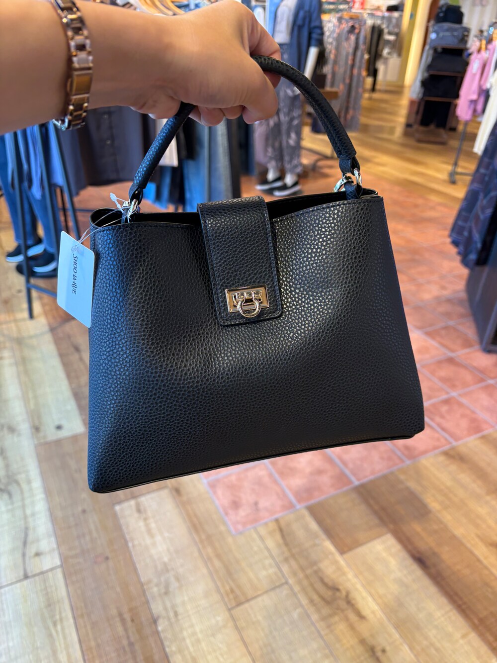 ベージュ系のシャツ/ブラウス、ベージュ系のスカート、ブラック系のその他シューズを着用したレディースの夏コーディネートの5枚目の写真