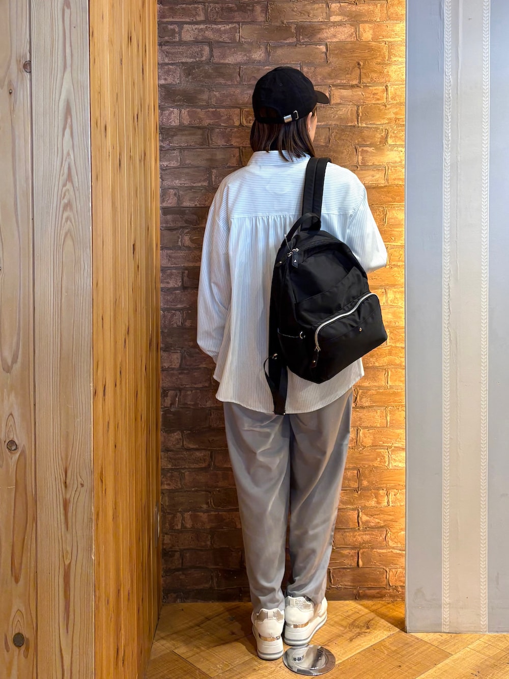 ブラック系のバックパック/リュック、ホワイト系のスニーカー、グレー系のその他パンツを着用したレディースの夏コーディネートの3枚目の写真