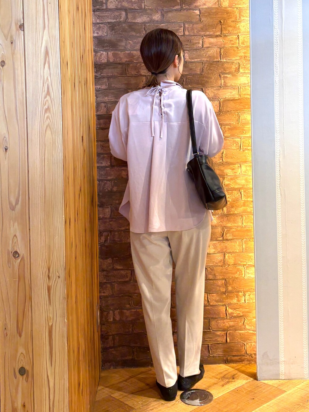 ブラック系のその他シューズ、ベージュ系のその他パンツ、ブラック系のタンクトップを着用したレディースの春コーディネートの3枚目の写真