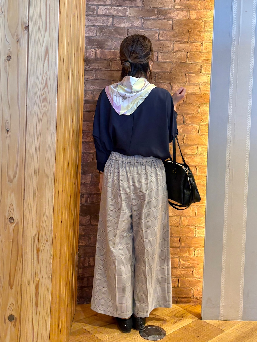ブルー系のその他パンツ、ブルー系のシャツ/ブラウス、ブラック系のトートバッグを着用したレディースの春コーディネートの2枚目の写真