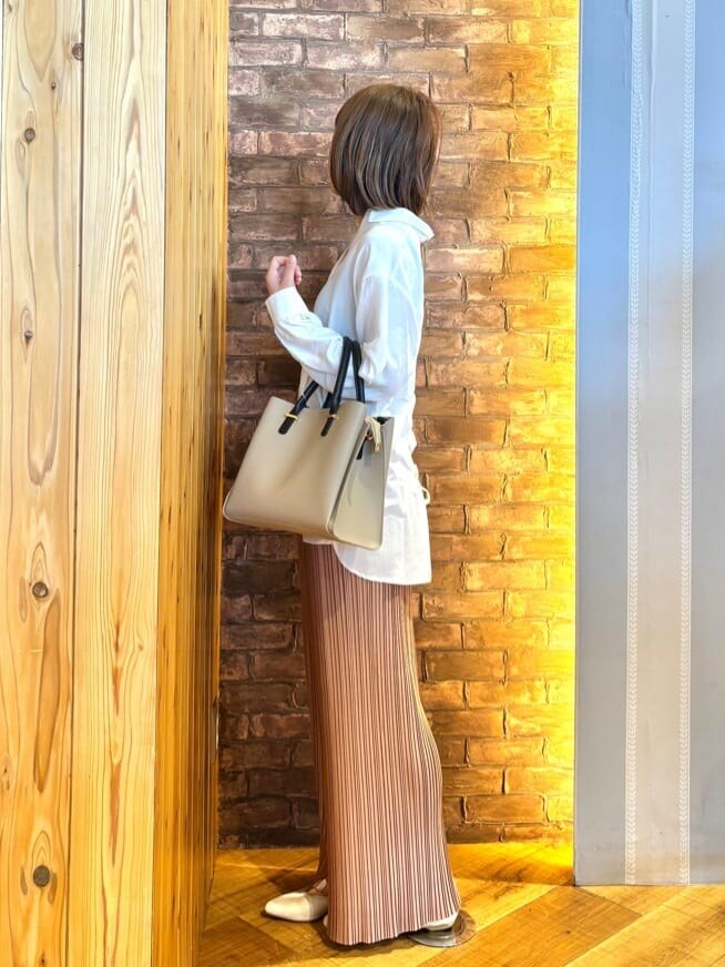 ホワイト系のシャツ/ブラウス、ピンク系のその他パンツ、ゴールド系のその他シューズを着用したレディースの春コーディネートの2枚目の写真