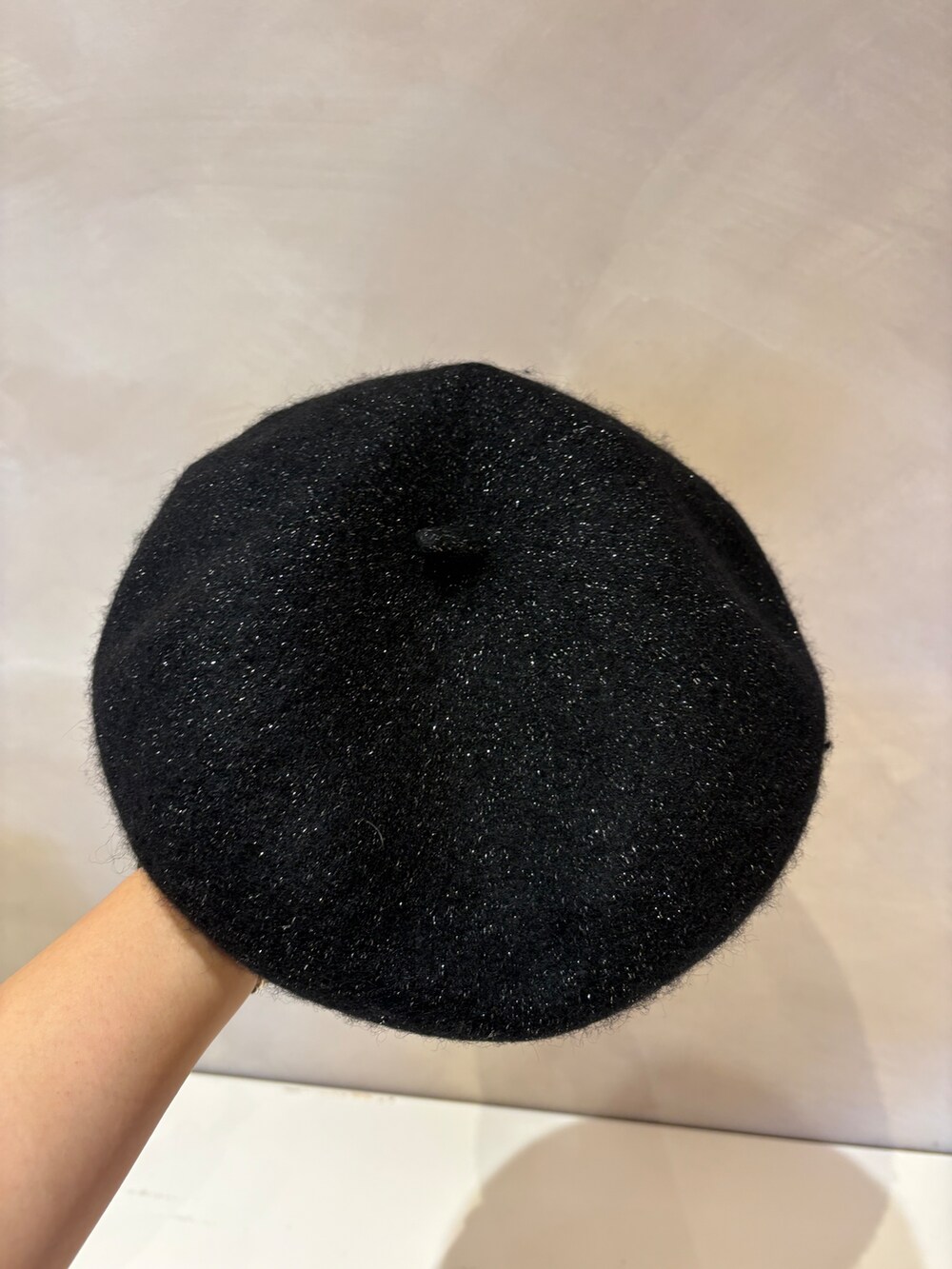 ブラウン系のニット/セーター、ベージュ系のその他パンツ、ブラック系のその他シューズを着用したレディースの夏コーディネートの5枚目の写真