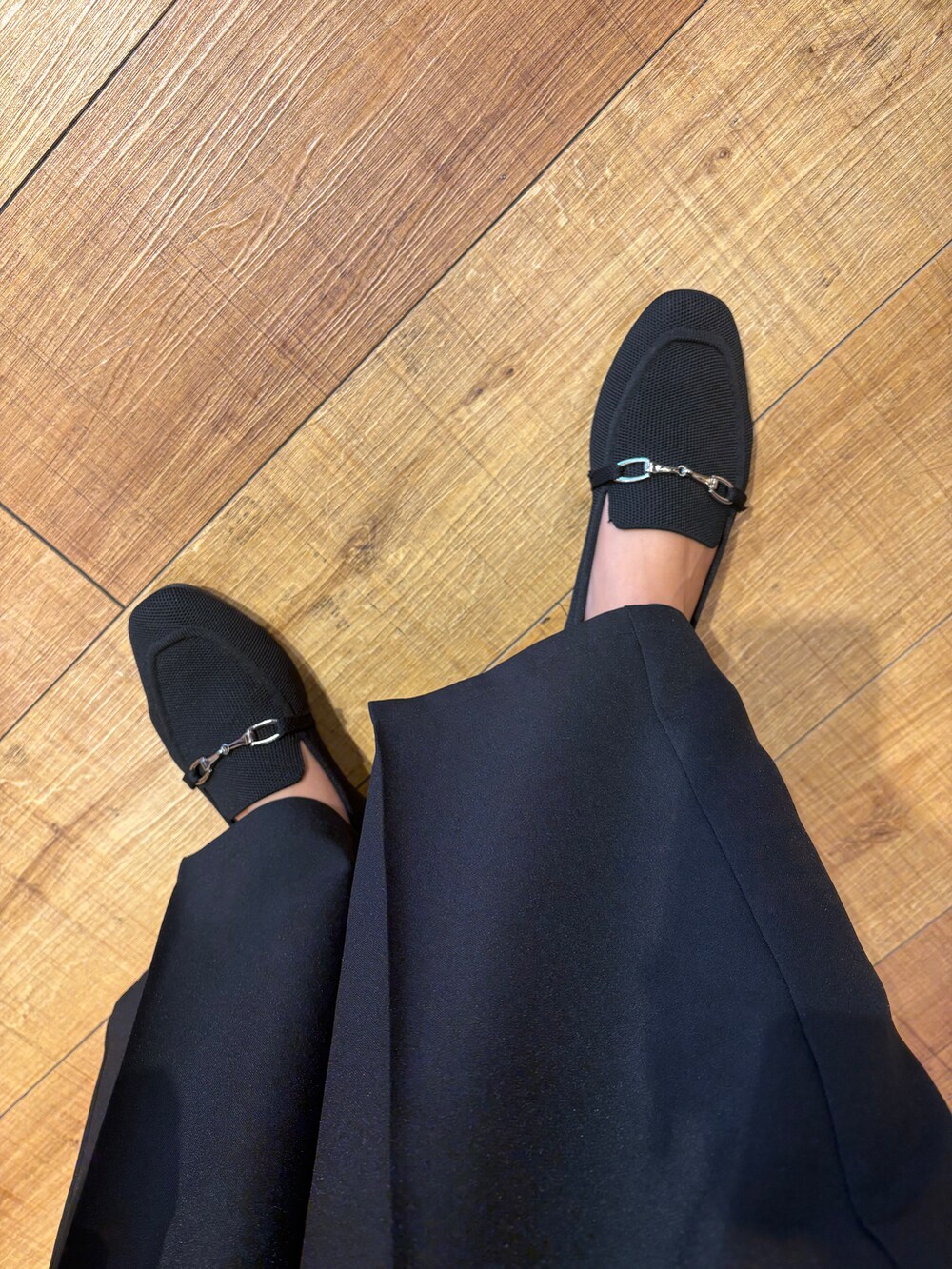 グレー系のシャツ/ブラウス、ブラック系のその他パンツ、ブラック系のその他シューズを着用したレディースの秋コーディネートの6枚目の写真