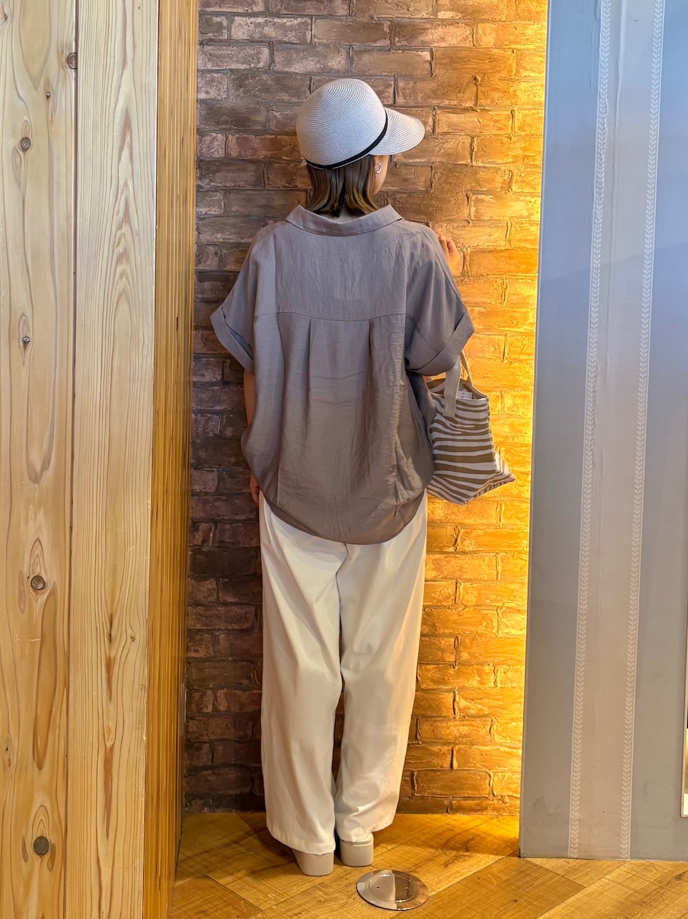 ベージュ系のトートバッグ、ホワイト系のその他パンツ、ブラウン系のシャツ/ブラウスを着用したレディースの春コーディネートの3枚目の写真