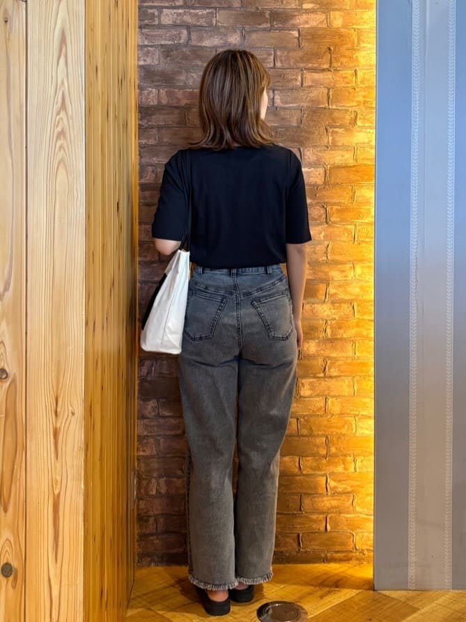 ブラック系のTシャツ/カットソー、ブラック系のデニムパンツ、シルバー系のサンダルを着用したレディースの夏コーディネートの3枚目の写真