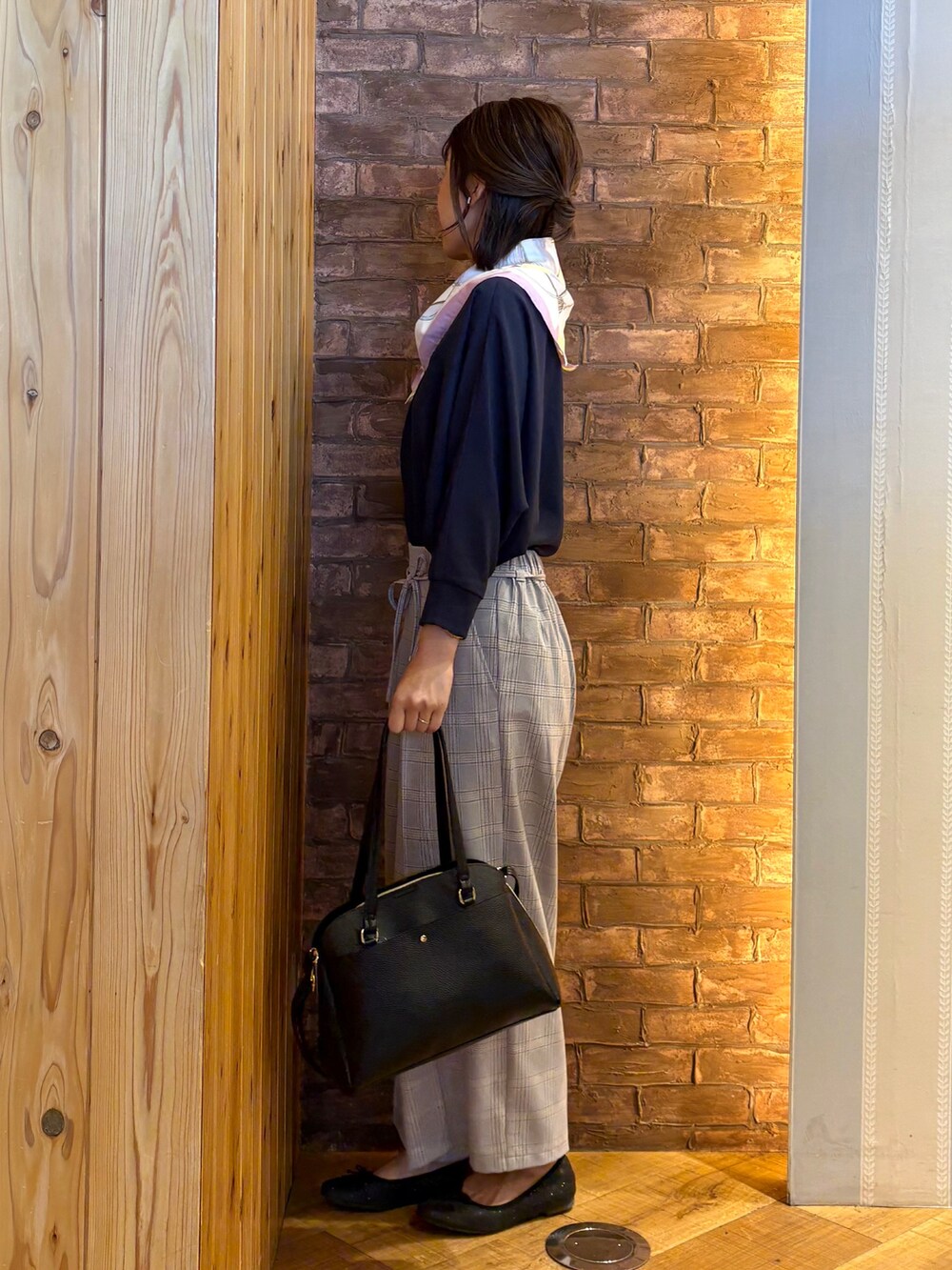 ブルー系のその他パンツ、ブルー系のシャツ/ブラウス、ブラック系のトートバッグを着用したレディースの春コーディネートの3枚目の写真