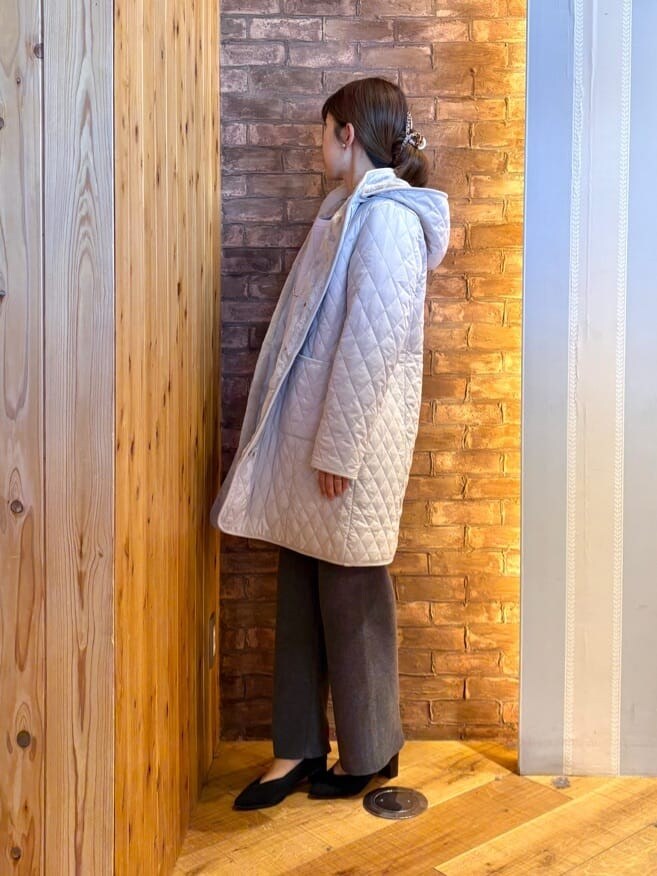 ベージュ系のその他アウター、パープル系のスウェット、グレー系のその他パンツを着用したレディースの冬コーディネートの2枚目の写真