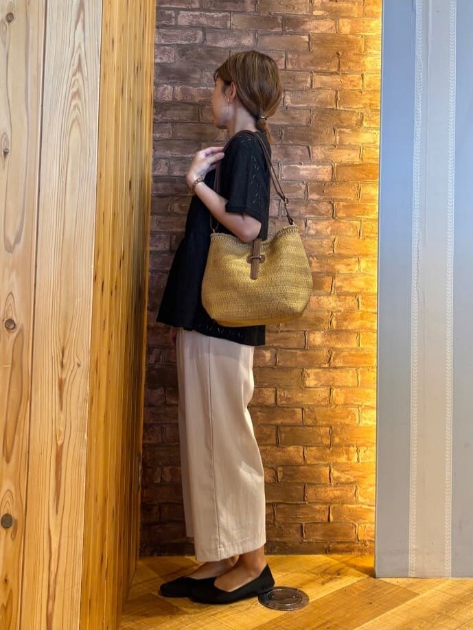 ブラック系のTシャツ/カットソー、ベージュ系のその他パンツ、ブラック系のパンプスを着用したレディースの夏コーディネートの2枚目の写真