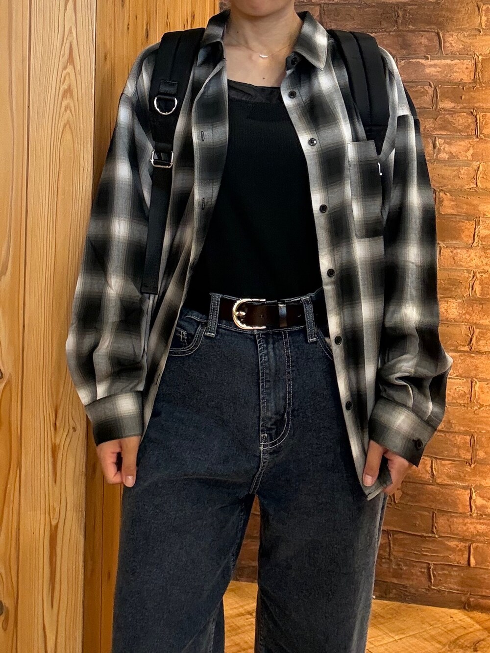 グレー系のシャツ/ブラウス、ブルー系のデニムパンツ、ブラック系のその他シューズを着用したレディースの秋コーディネートの5枚目の写真