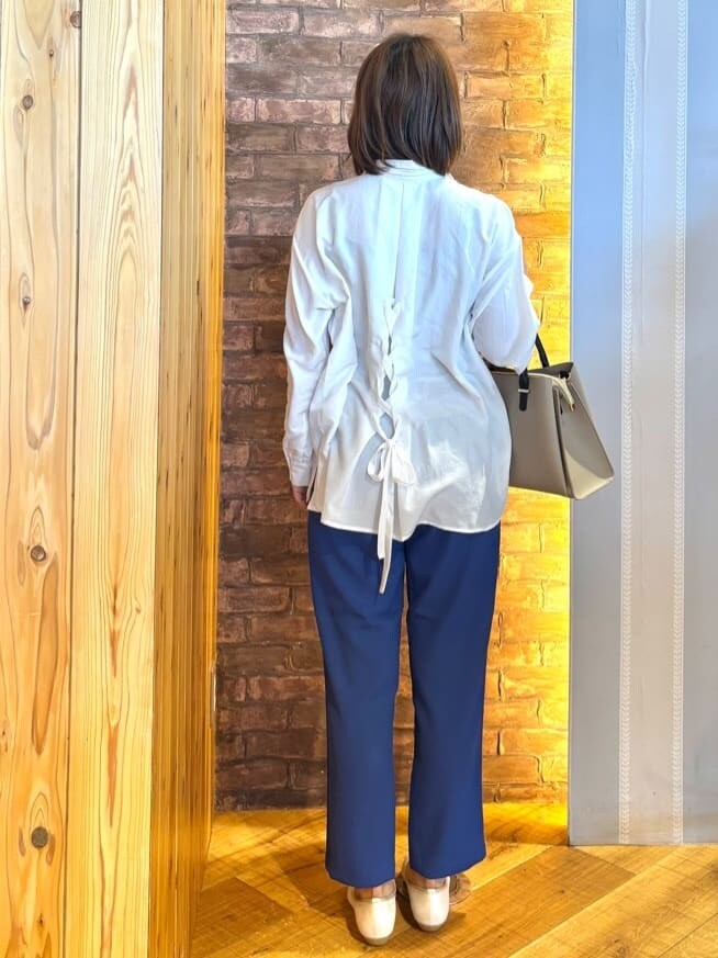 ホワイト系のシャツ/ブラウス、ブルー系のその他パンツ、ゴールド系のその他シューズを着用したレディースの春コーディネートの3枚目の写真