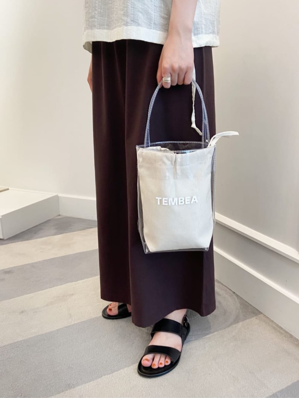 「TOMORROWLAND、トゥモローランド、GALERIE VIE、TEMBEA、tembea、NINA&JULES、シアートップス、オーガンジーブラウス、ストライプブラウス、ロングスカート、ブラウン、大人カジュアル」｜「NINA&JULESのNINA&JULES BALL ネックレス（ネックレス、シルバー系）」を使った、KawasakiTOMORROWLANDさん（レディース・162cm）の夏コーディネートの3枚目の写真