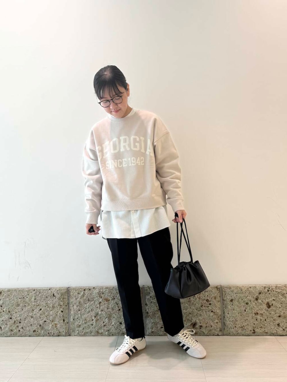 「ママコーデ、newarrival、doors、低身長コーデ、30代、骨格ナチュラル、イエベ秋、新作スニーカーコーデ、先取り春色トップスコーデ」｜「FORK&SPOONのFORK&SPOON　ダブルクロスバンドカラーシャツ（シャツ/ブラウス、その他）」を使った、ながせさん（レディース・156cm）の冬コーディネートの2枚目の写真
