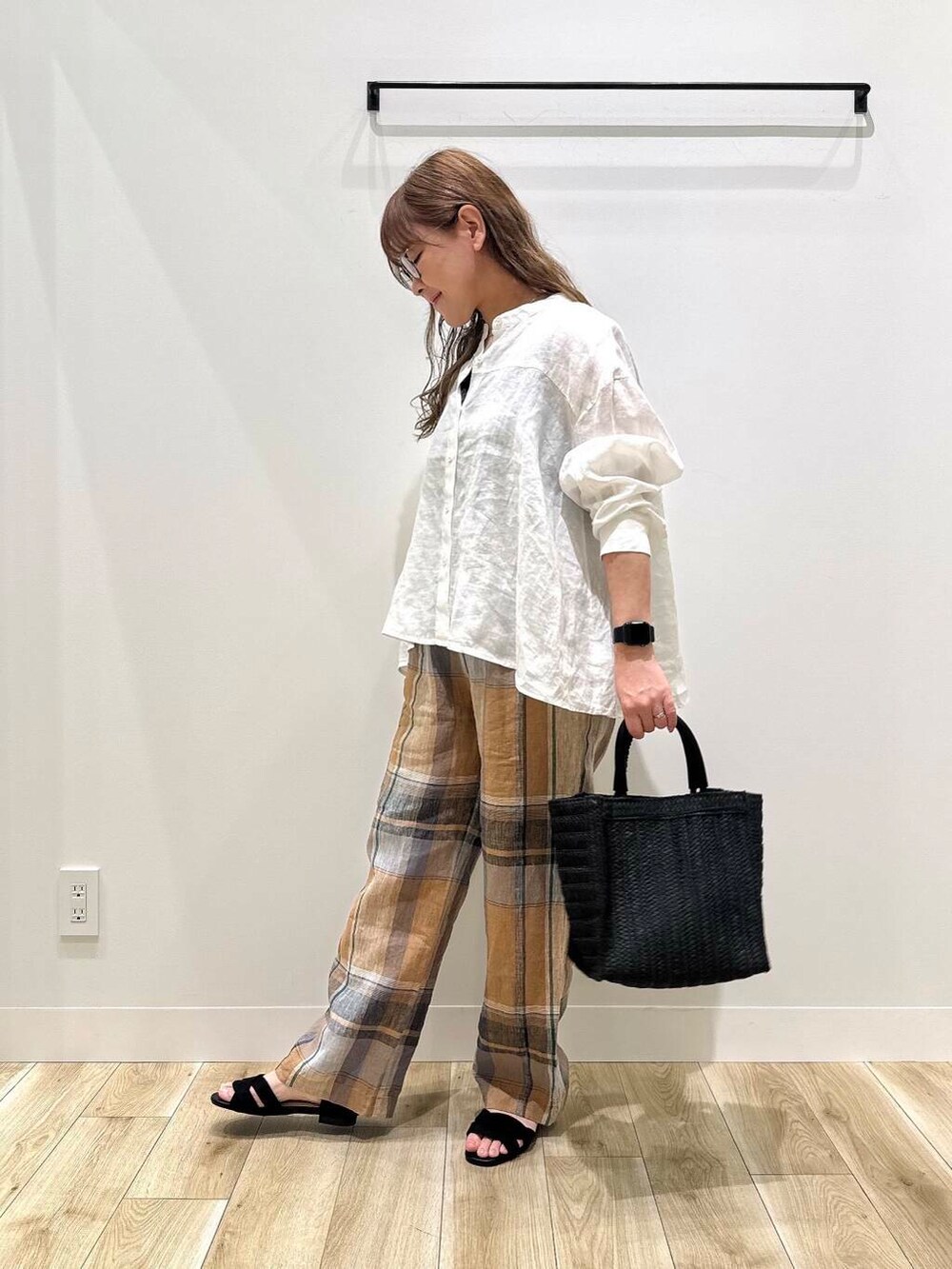 「ママコーデ、リネン、休日スタイル、低身長コーデ、30代、骨格ナチュラル、ママの体型カバー、イエベ秋、幅広、初夏のお出かけコーデ、甲高、ナチュラル×イエベ秋、ナチュラル×イエベ、ナチュラル×カジュアル、ナチュラル×低身長」｜「URBAN RESEARCH DOORSのリネンカーブスリーブブラウス（シャツ/ブラウス、ホワイト系）」を使った、ながせさん（レディース・156cm）の春コーディネートの7枚目の写真