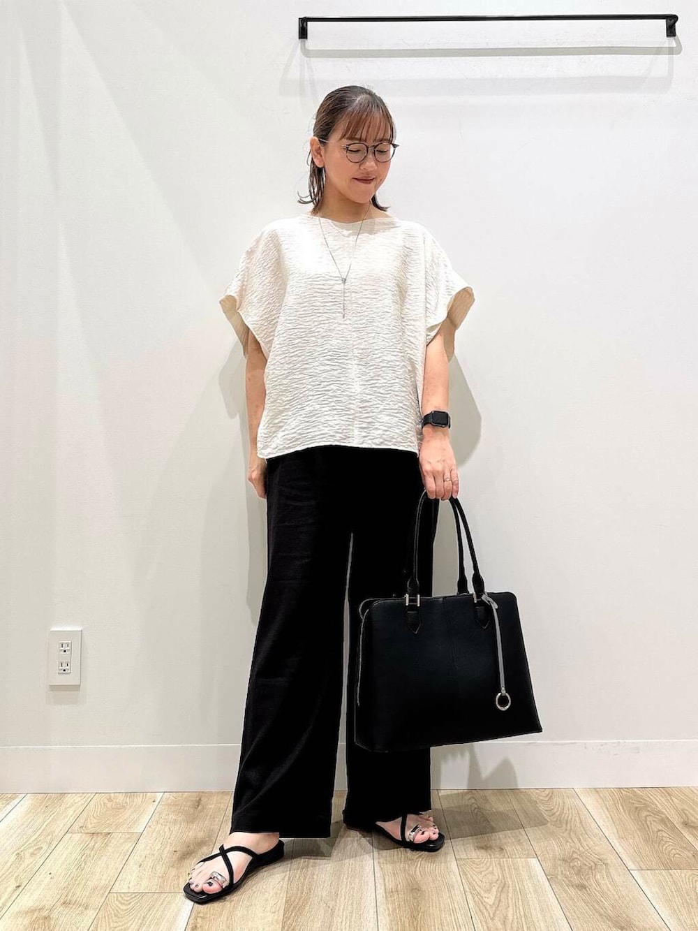 「トップス、大人カジュアル、ママコーデ、カジュアルコーデ、シンプルコーデ、低身長、デート、休日コーデ、オフィスカジュアル、オフィス、30代、楽ちん、ウエストゴム、体型カバー、骨格ナチュラル」|「RODE SKOのセンターステッチトートバッグ(トートバッグ、ブラック系)」を使った、ながせさん(レディース・156cm)の夏コーディネートの5枚目の写真