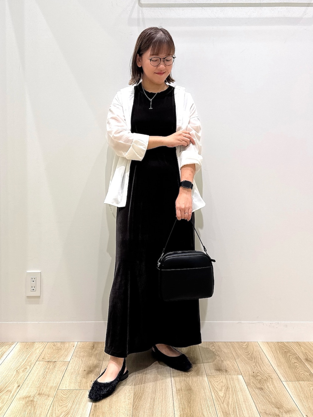 「ブラウン、シャツスタイル、ワンピース、季節の変わり目羽織コーデ、きれいめカジュアル、大人カジュアル、ベロア、30代、ママコーデ、骨格ナチュラル、低身長、イエベ秋、ナチュラル×イエベ秋、ナチュラル×低身長」|「URBAN RESEARCH DOORSの2WAYスクエアショルダーバッグ(ショルダーバッグ、ブラック系)」を使った、ながせさん(レディース・156cm)の秋コーディネートの3枚目の写真