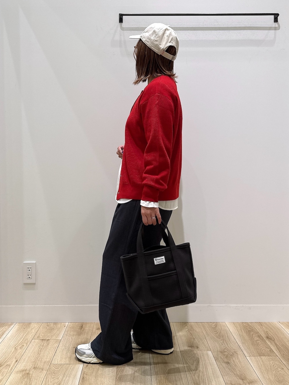 レッド系のカーディガン/ボレロ、ホワイト系のTシャツ/カットソー、グレー系のその他パンツを着用したレディースの秋コーディネートの4枚目の写真