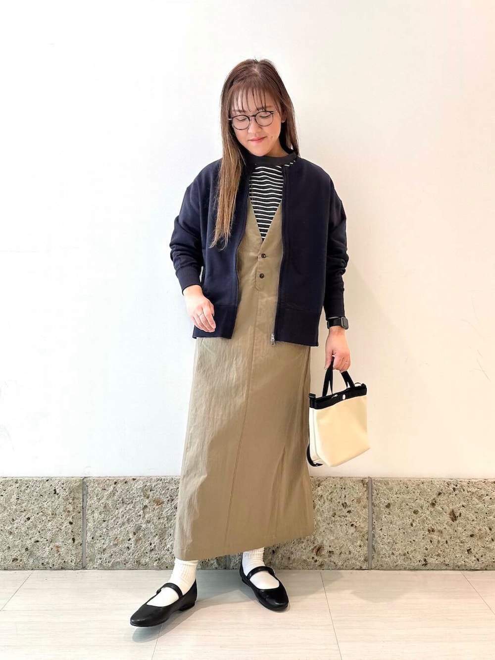 「デートコーデ、ママコーデ、newarrival、doors、低身長コーデ、30代、春アウターコーデ、ナチュラル×イエベ、ナチュラル×カジュアル」｜「FORK&SPOONのFORK&SPOON　コットンナイロンVネックワンピース（ジャンパースカート、グリーン系）」を使った、ながせさん（レディース・156cm）の春コーディネートの2枚目の写真