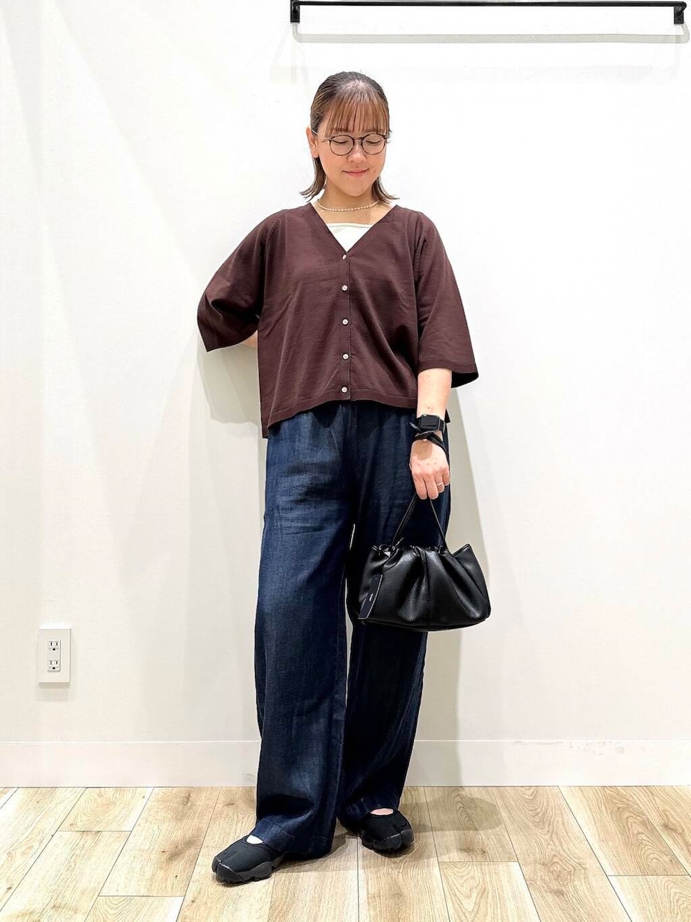 「大人カジュアル、カジュアル、ママコーデ、カジュアルコーデ、シンプルコーデ、低身長、デート、休日コーデ、doors、30代、楽ちん、ウエストゴム、体型カバー、骨格ナチュラル、30代前半」|「URBAN RESEARCH DOORSの2WAY巾着ショルダーバッグ(ショルダーバッグ、ブラック系)」を使った、ながせさん(レディース・156cm)の夏コーディネートの3枚目の写真