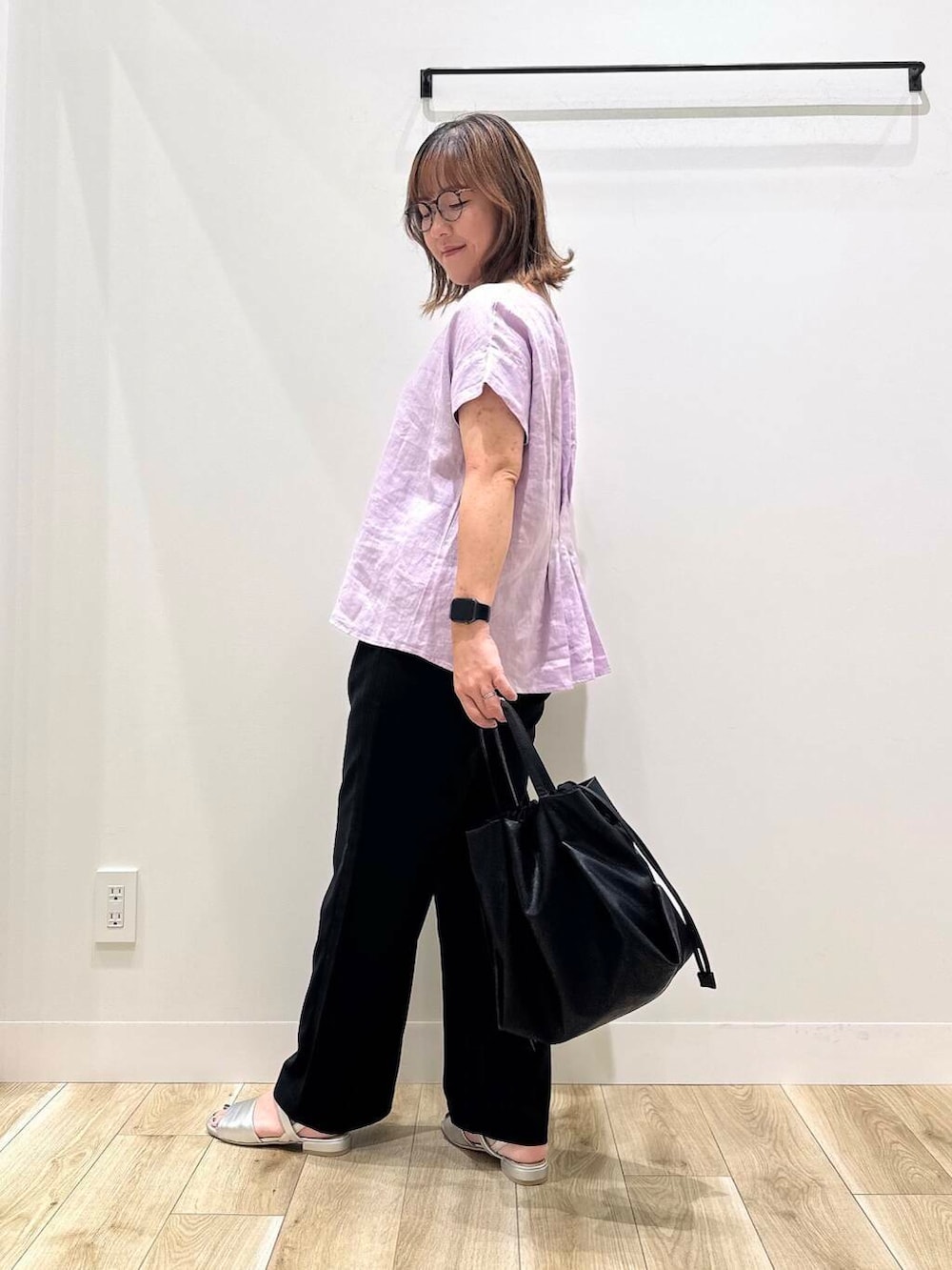 「大人カジュアル、カジュアル、ママコーデ、カジュアルコーデ、シンプルコーデ、サンダル、低身長、リネン、デート、休日コーデ、オフィスカジュアル、オフィス、30代、楽ちん、ウエストゴム」|「RODE SKOのウォッシャブルミニショルダーバッグ(ショルダーバッグ、ブラック系)」を使った、ながせさん(レディース・156cm)の夏コーディネートの3枚目の写真