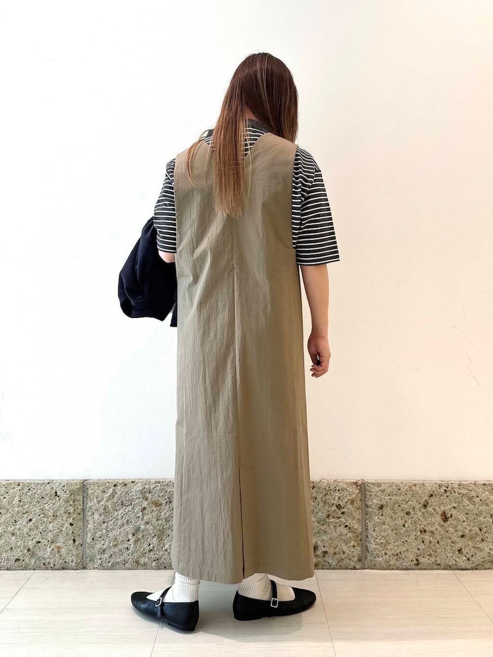 「デートコーデ、ママコーデ、newarrival、doors、低身長コーデ、30代、春アウターコーデ、ナチュラル×イエベ、ナチュラル×カジュアル」｜「FORK&SPOONのFORK&SPOON　コットンナイロンVネックワンピース（ジャンパースカート、グリーン系）」を使った、ながせさん（レディース・156cm）の春コーディネートの8枚目の写真