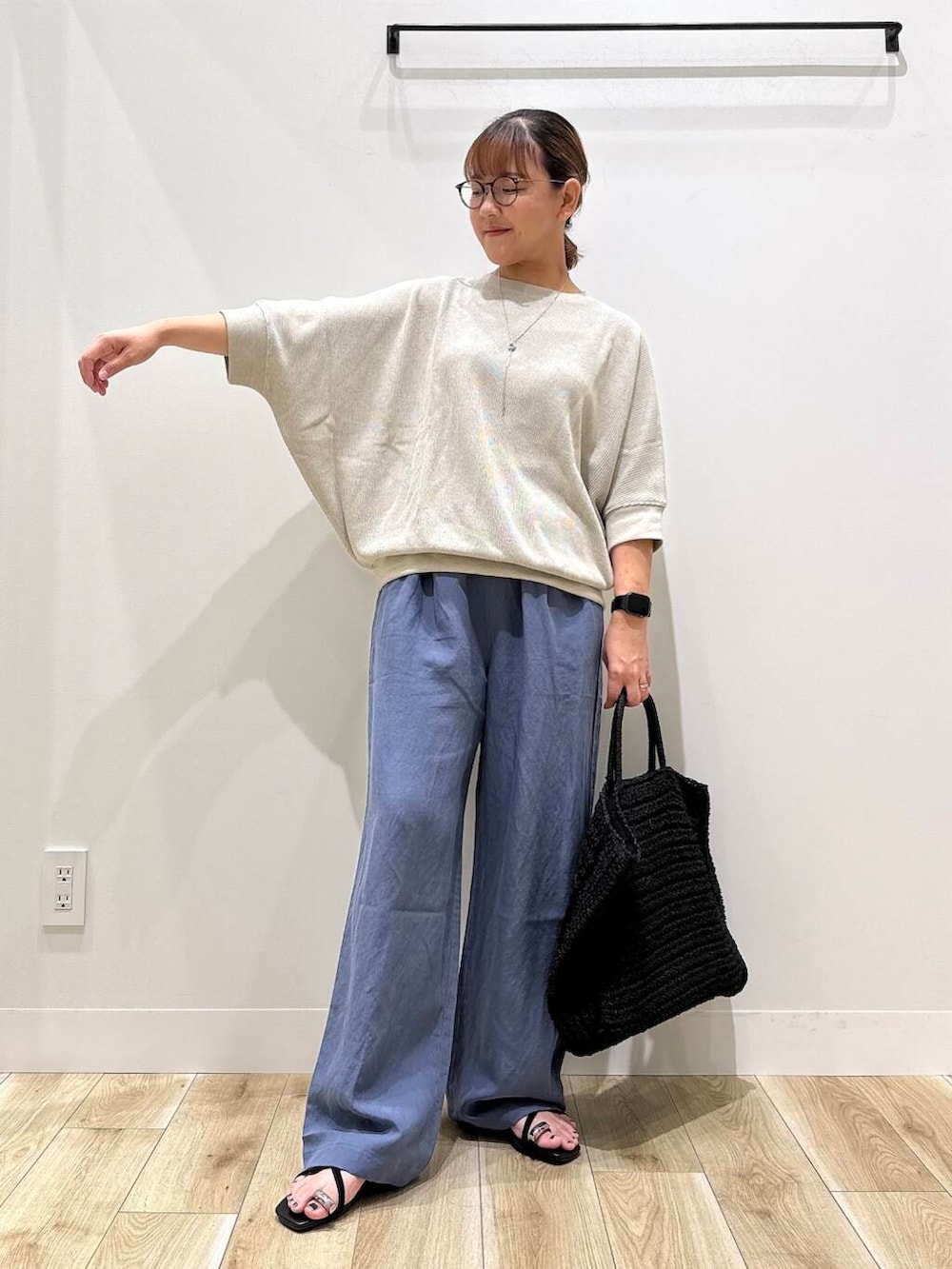 「大人カジュアル、カジュアル、ママコーデ、カジュアルコーデ、シンプルコーデ、サンダル、低身長、デート、休日コーデ、オフィスカジュアル、オフィス、30代、楽ちん、ウエストゴム、体型カバー」|「SMELLYのニュアンスメタルスライドネックレス(ネックレス、シルバー系)」を使った、ながせさん(レディース・156cm)の夏コーディネートの4枚目の写真