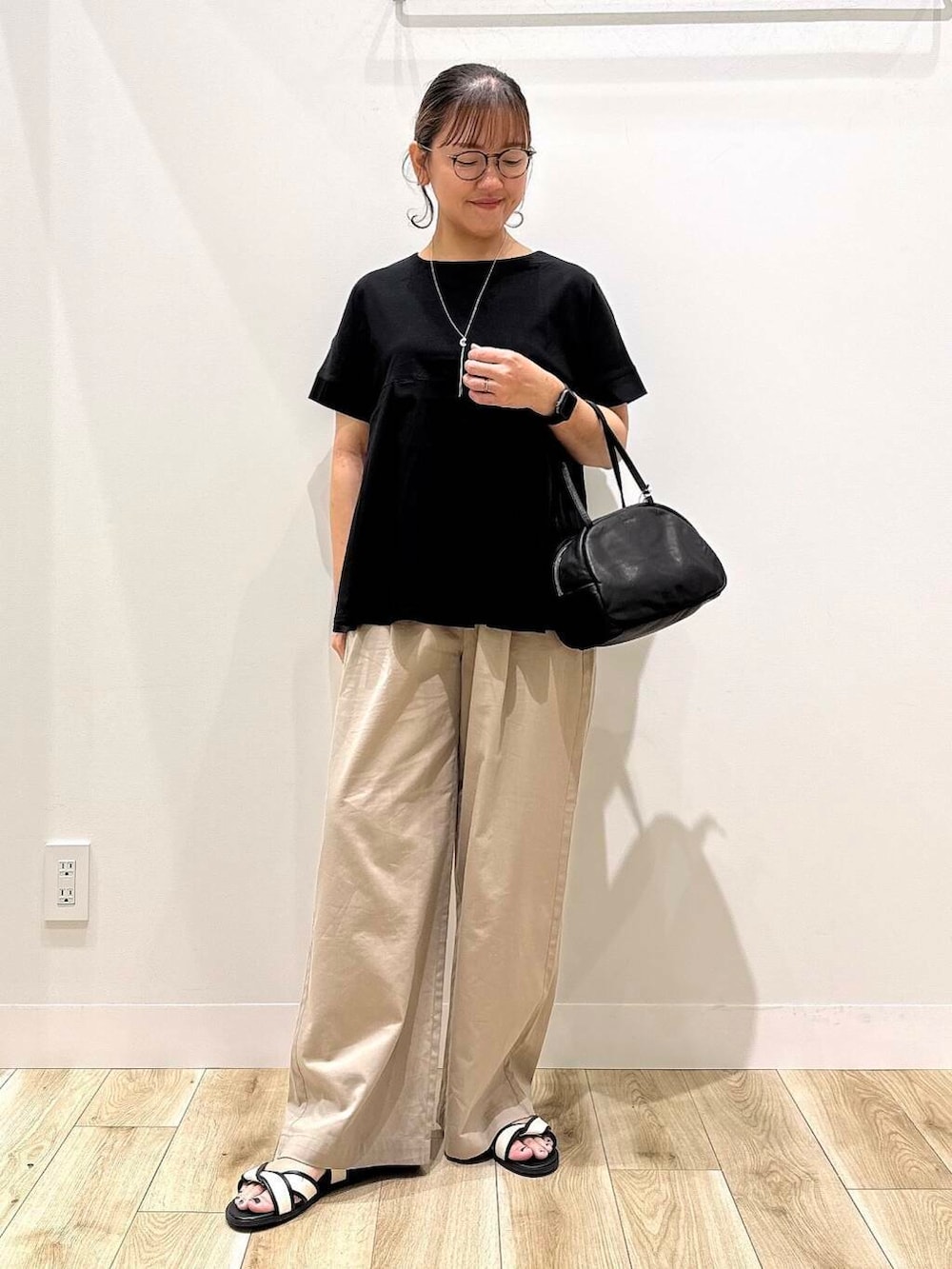 「大人カジュアル、カジュアル、ママコーデ、カジュアルコーデ、シンプルコーデ、サンダル、低身長、デート、休日コーデ、オフィスカジュアル、オフィス、30代、楽ちん、ウエストゴム、体型カバー」｜「SMELLYのニュアンスメタルスライドネックレス（ネックレス、シルバー系）」を使った、ながせさん（レディース・156cm）の夏コーディネートの2枚目の写真