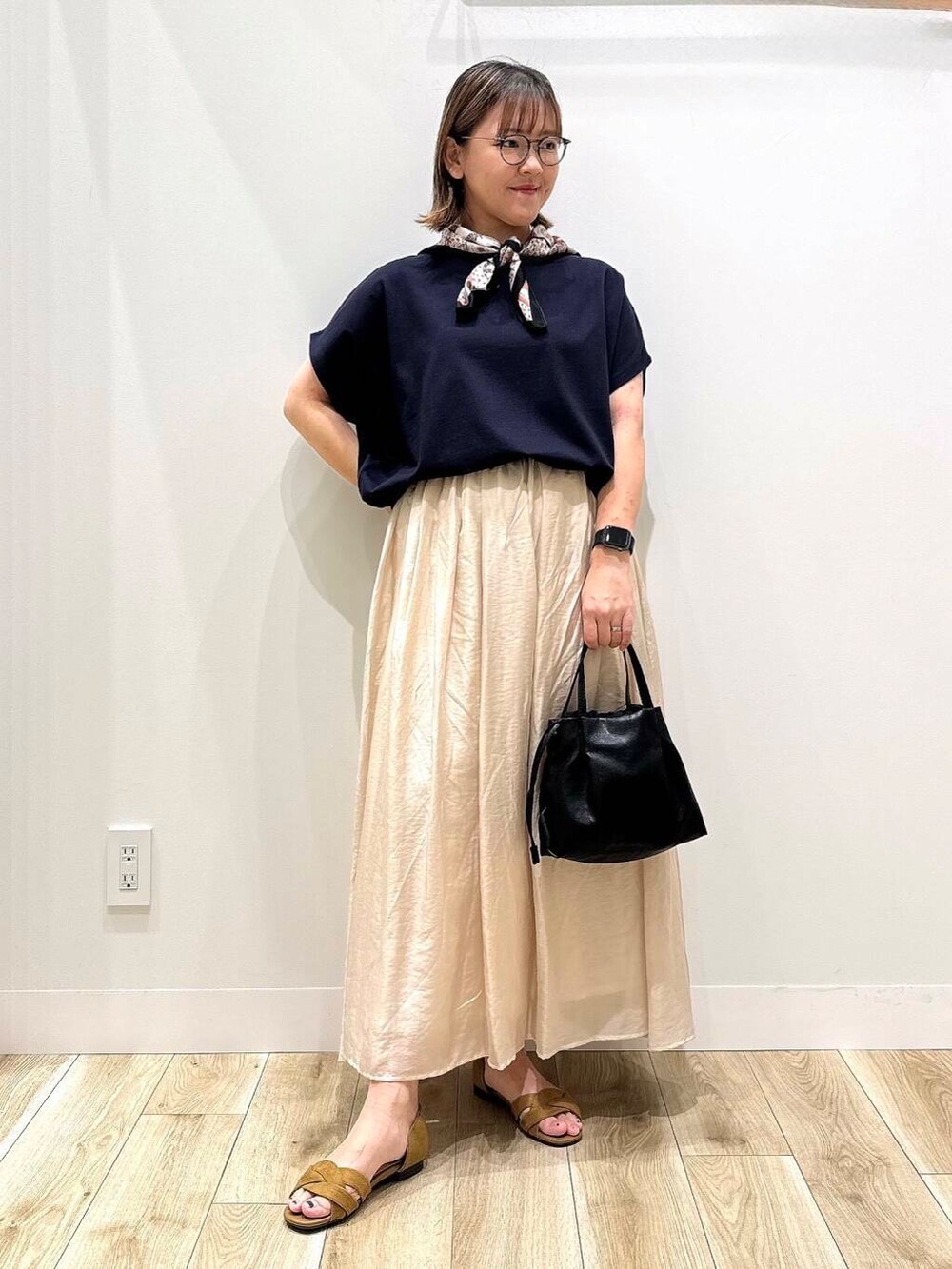 ブルー系のTシャツ/カットソー、イエロー系のサンダル、ブラック系のショルダーバッグを着用したレディースの夏コーディネートの2枚目の写真