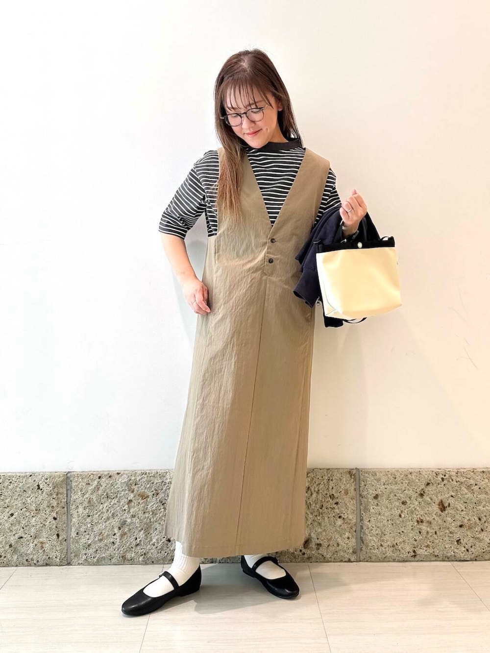 「デートコーデ、ママコーデ、newarrival、doors、低身長コーデ、30代、春アウターコーデ、ナチュラル×イエベ、ナチュラル×カジュアル」｜「FORK&SPOONのFORK&SPOON　コットンナイロンVネックワンピース（ジャンパースカート、グリーン系）」を使った、ながせさん（レディース・156cm）の春コーディネートの6枚目の写真