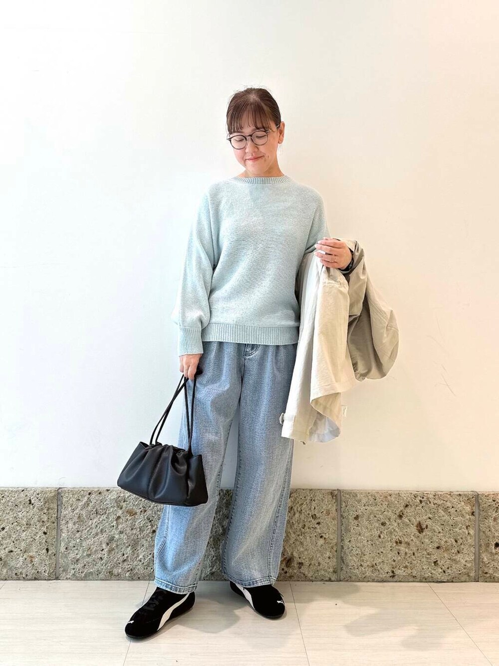 「ママコーデ、newarrival、doors、低身長コーデ、PUMA、30代、低身長オススメアウター、ナチュラル×イエベ、ナチュラル×カジュアル、新作スニーカーコーデ」|「URBAN RESEARCH DOORSの2タックギャザーデニムパンツ(デニムパンツ、ブルー系)」を使った、ながせさん(レディース・156cm)の春コーディネートの5枚目の写真