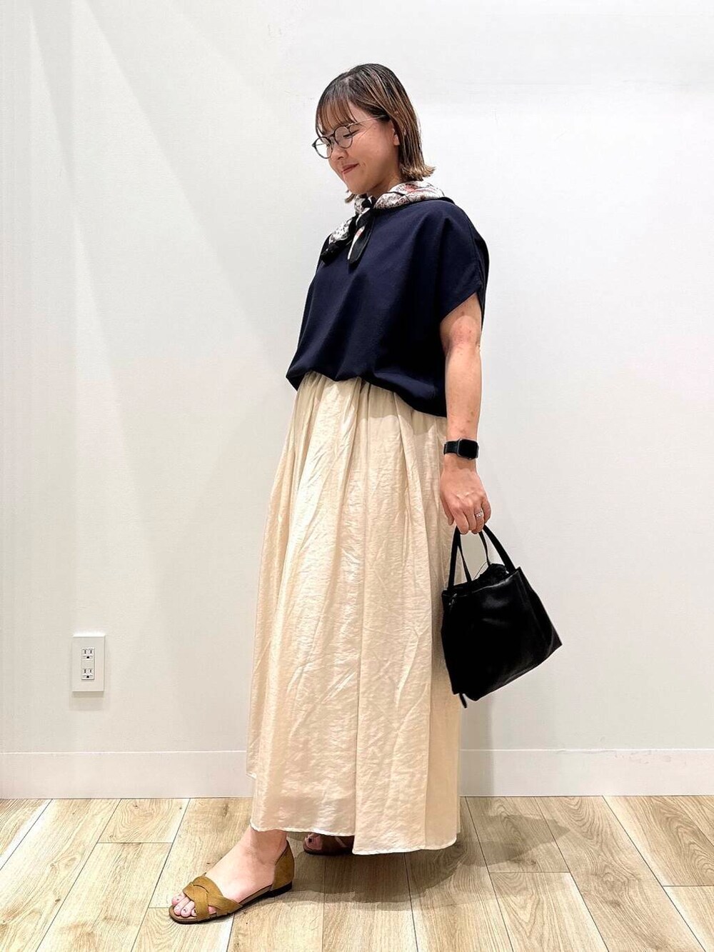 ブルー系のTシャツ/カットソー、イエロー系のサンダル、ブラック系のショルダーバッグを着用したレディースの夏コーディネートの4枚目の写真