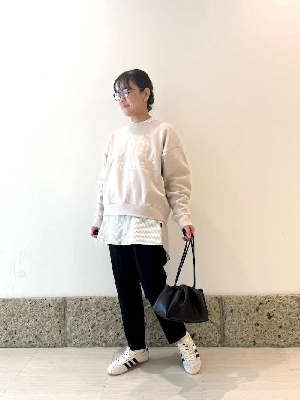 「ママコーデ、newarrival、doors、低身長コーデ、30代、骨格ナチュラル、イエベ秋、新作スニーカーコーデ、先取り春色トップスコーデ」｜「FORK&SPOONのFORK&SPOON　ダブルクロスバンドカラーシャツ（シャツ/ブラウス、その他）」を使った、ながせさん（レディース・156cm）の冬コーディネートの3枚目の写真