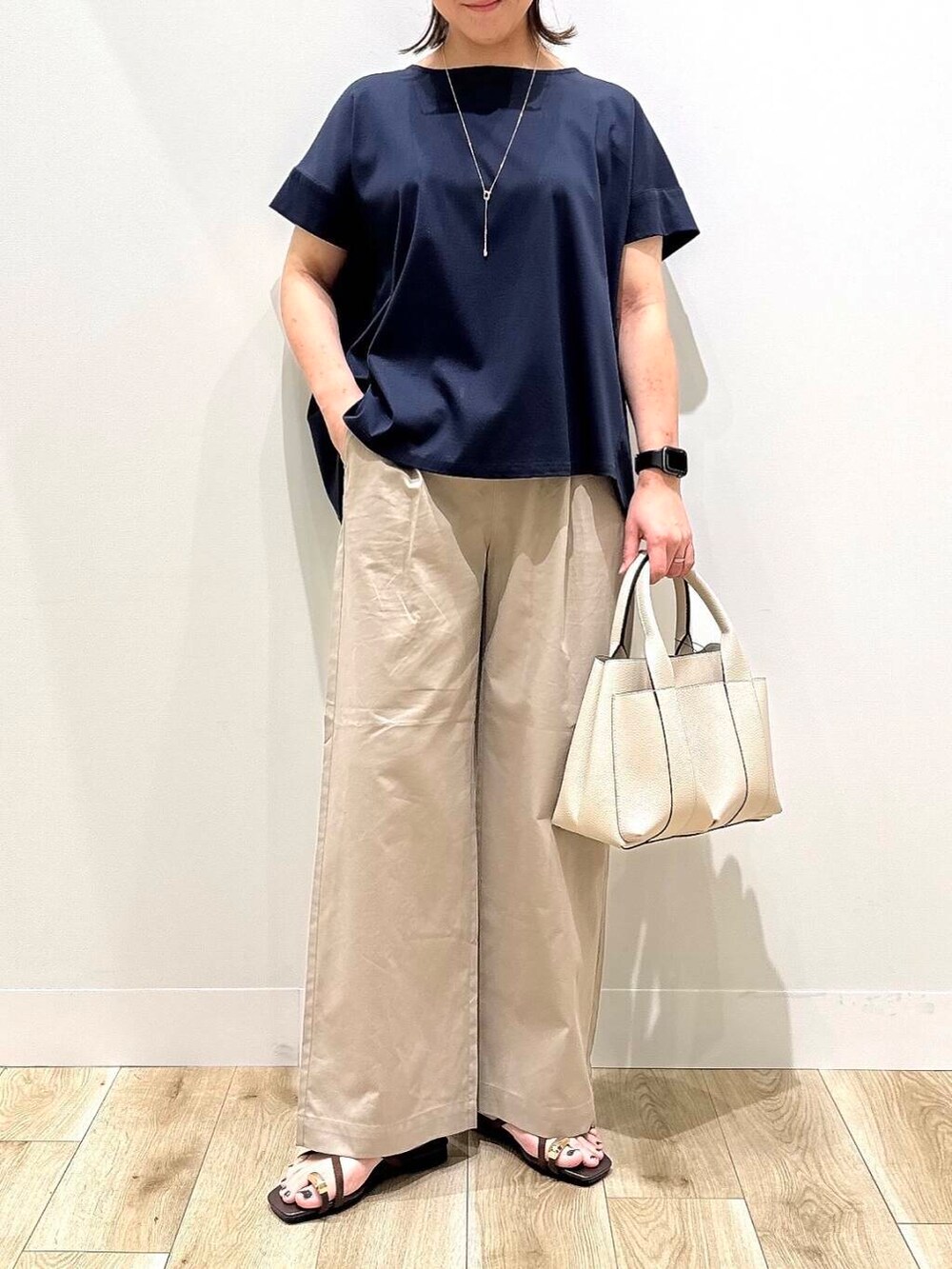「トップス、大人カジュアル、ママコーデ、シンプルコーデ、低身長、オフィスカジュアル、doors、オフィス、30代、楽ちん、ウエストゴム、体型カバー、骨格ナチュラル、30代前半、幅広」|「RODE SKOのプチダブルポケットトートバッグ(トートバッグ、ホワイト系)」を使った、ながせさん(レディース・156cm)の夏コーディネートの4枚目の写真