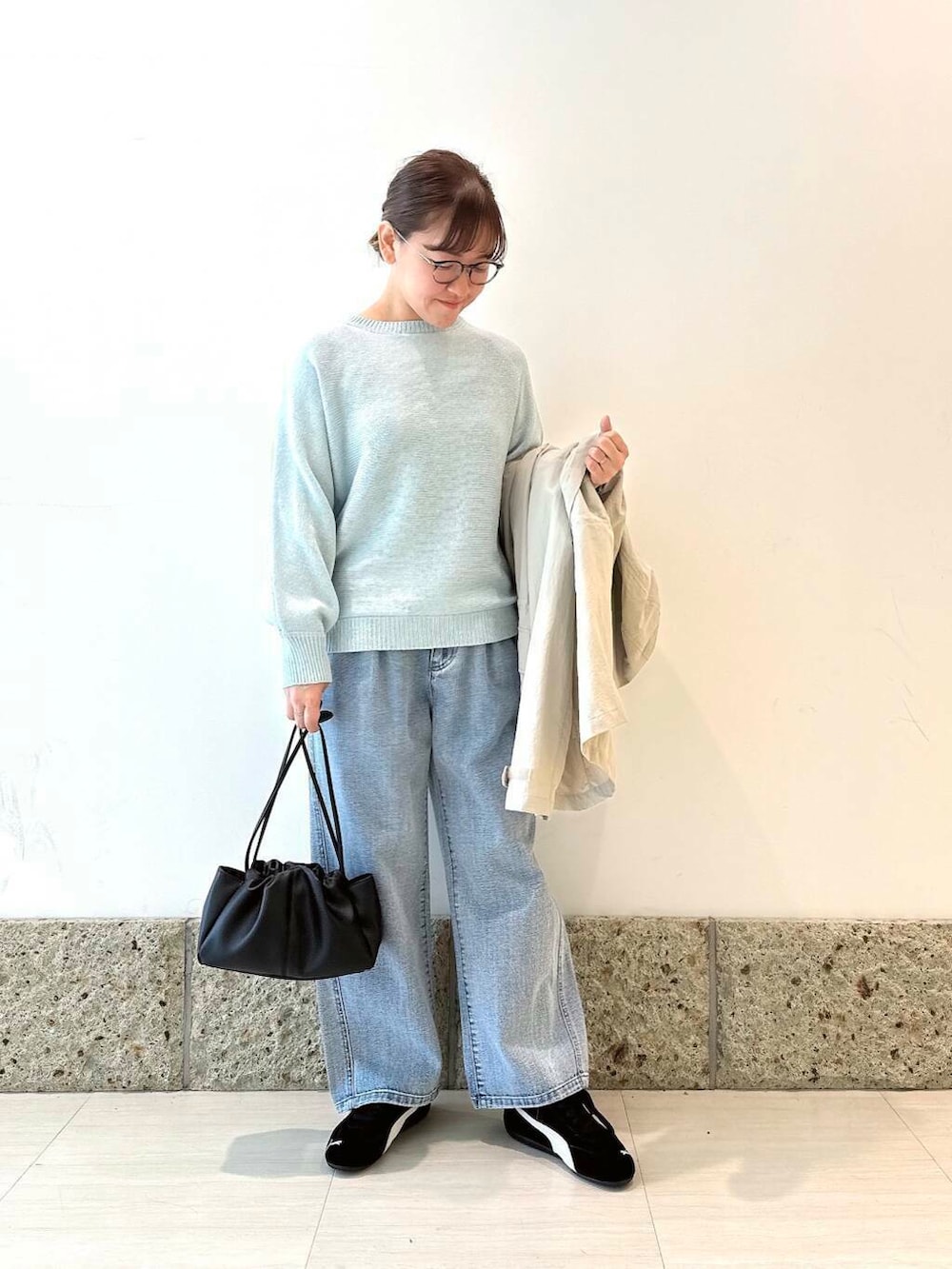 「ママコーデ、newarrival、doors、低身長コーデ、PUMA、30代、低身長オススメアウター、ナチュラル×イエベ、ナチュラル×カジュアル、新作スニーカーコーデ」|「URBAN RESEARCH DOORSの2タックギャザーデニムパンツ(デニムパンツ、ブルー系)」を使った、ながせさん(レディース・156cm)の春コーディネートの4枚目の写真