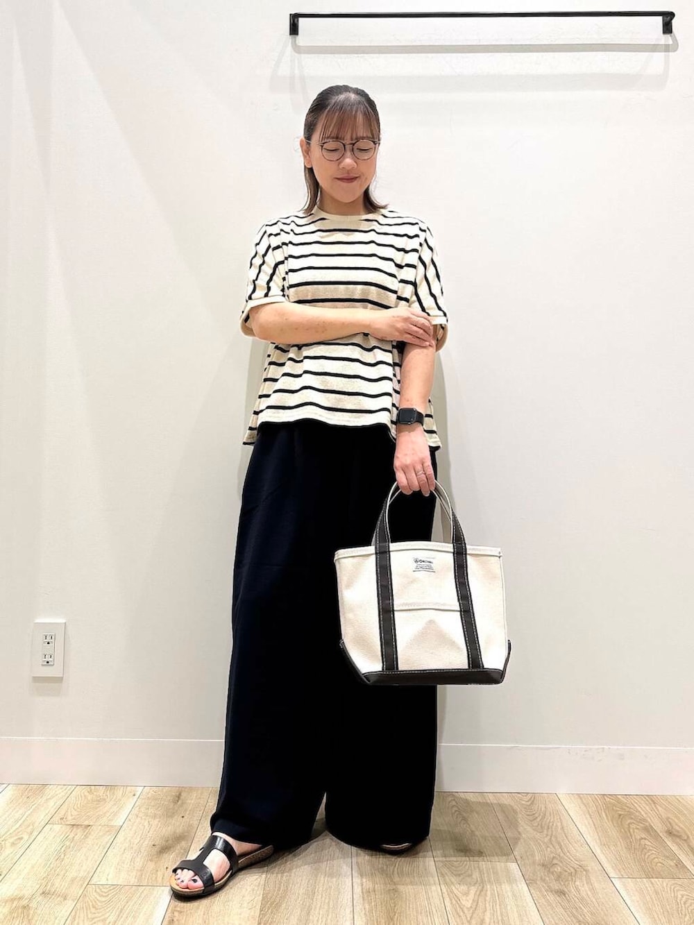 「大人カジュアル、カジュアル、ママコーデ、カジュアルコーデ、シンプルコーデ、サンダル、低身長、デート、休日コーデ、オフィスカジュアル、オフィス、30代、楽ちん、体型カバー、骨格ナチュラル」｜「FORK&SPOONのFORK&SPOON　ツータックワイドイージーパンツ（その他パンツ、ブルー系）」を使った、ながせさん（レディース・156cm）の夏コーディネートの3枚目の写真