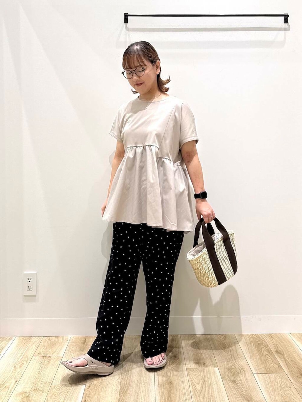 「大人カジュアル、カジュアル、ママコーデ、カジュアルコーデ、シンプルコーデ、サンダル、低身長、デート、休日コーデ、オフィスカジュアル、オフィス、30代、楽ちん、ウエストゴム、体型カバー」|「RODE SKOのナチュラルカゴバッグ(ハンドバッグ、ホワイト系)」を使った、ながせさん(レディース・156cm)の夏コーディネートの3枚目の写真