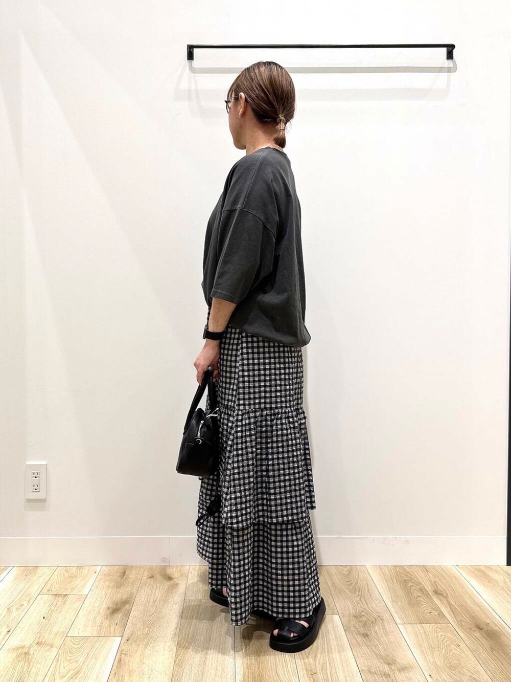 「トップス、大人カジュアル、チェック、カジュアル、Tシャツ、ママコーデ、カジュアルコーデ、URBANRESEARCH、シンプルコーデ、タイト、低身長、デート、休日コーデ、doors、30代」｜「URBAN RESEARCHのサッカーティアードロングスカート（スカート、その他）」を使った、ながせさん（レディース・156cm）の夏コーディネートの5枚目の写真