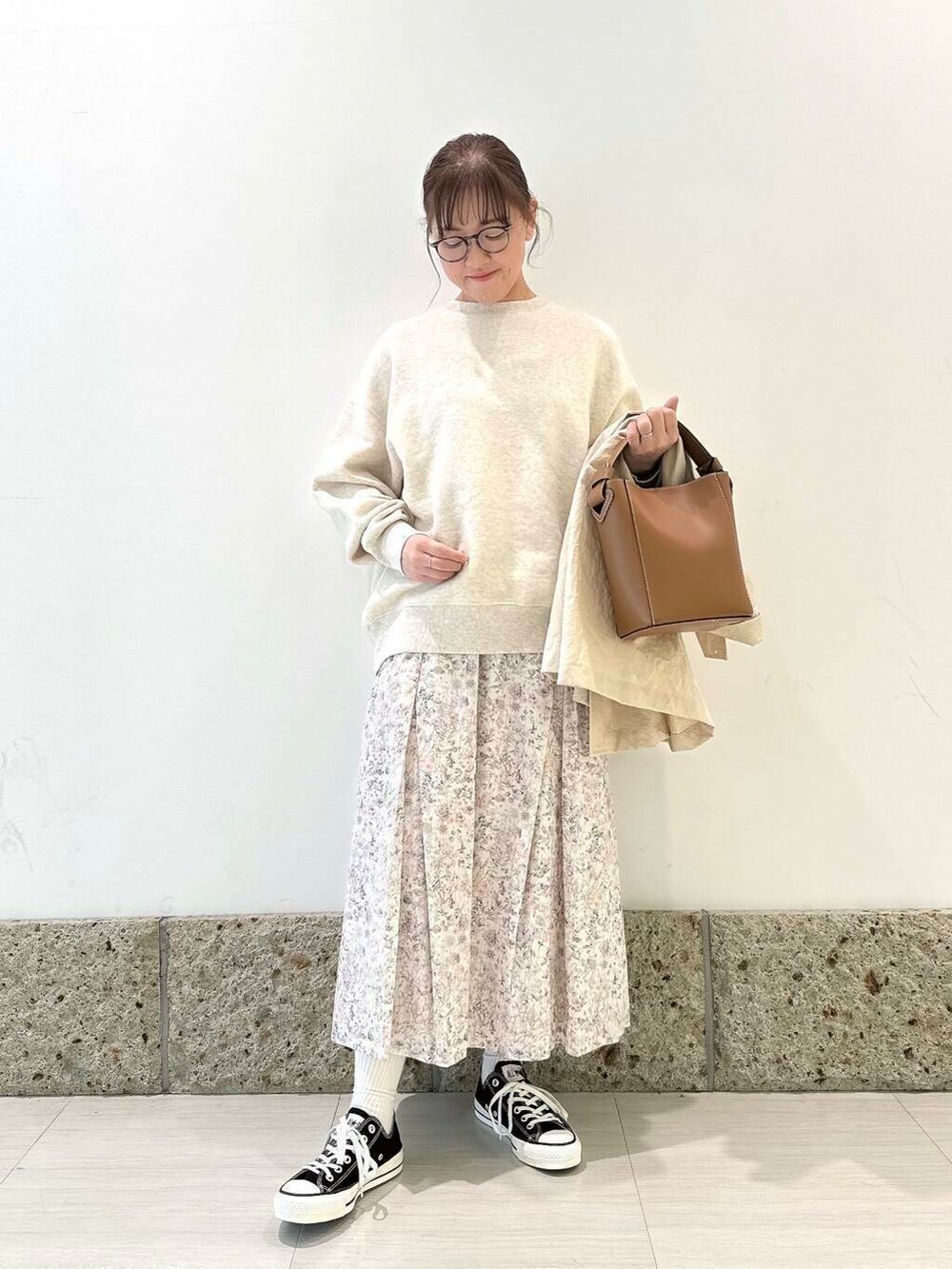 「デートコーデ、ママコーデ、かぐれ、newarrival、doors、低身長コーデ、30代、春カラーコーデ、低身長おススメアウター、ナチュラル×イエベ、ナチュラル×カジュアル」｜「かぐれのコットンリヨセルスウェットプルオーバー（スウェット、ベージュ系）」を使った、ながせさん（レディース・156cm）の春コーディネートの4枚目の写真