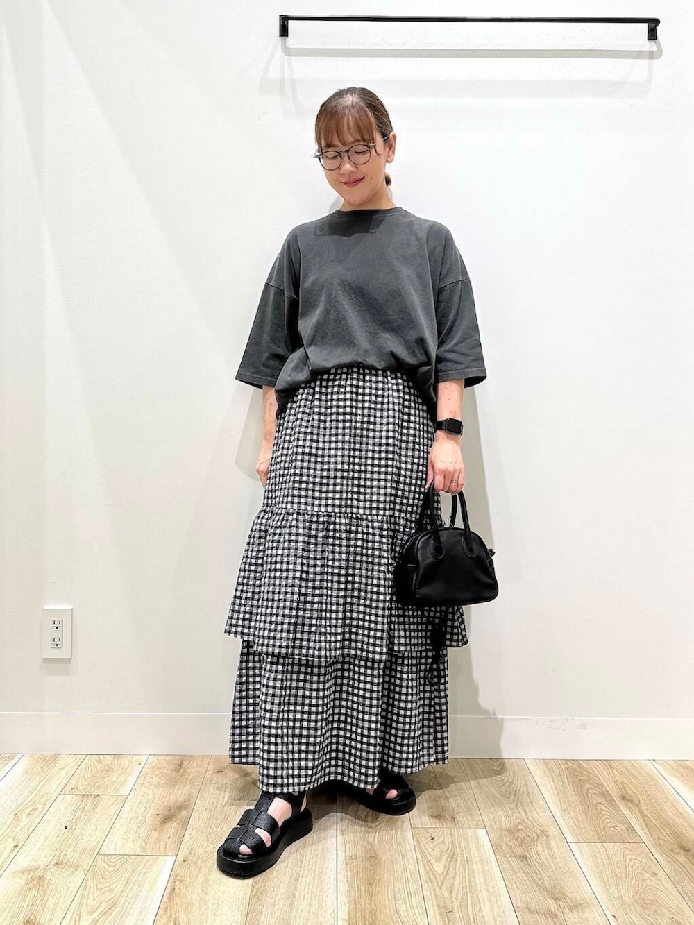 「トップス、大人カジュアル、チェック、カジュアル、Tシャツ、ママコーデ、カジュアルコーデ、URBANRESEARCH、シンプルコーデ、タイト、低身長、デート、休日コーデ、doors、30代」｜「URBAN RESEARCHのサッカーティアードロングスカート（スカート、その他）」を使った、ながせさん（レディース・156cm）の夏コーディネートの4枚目の写真