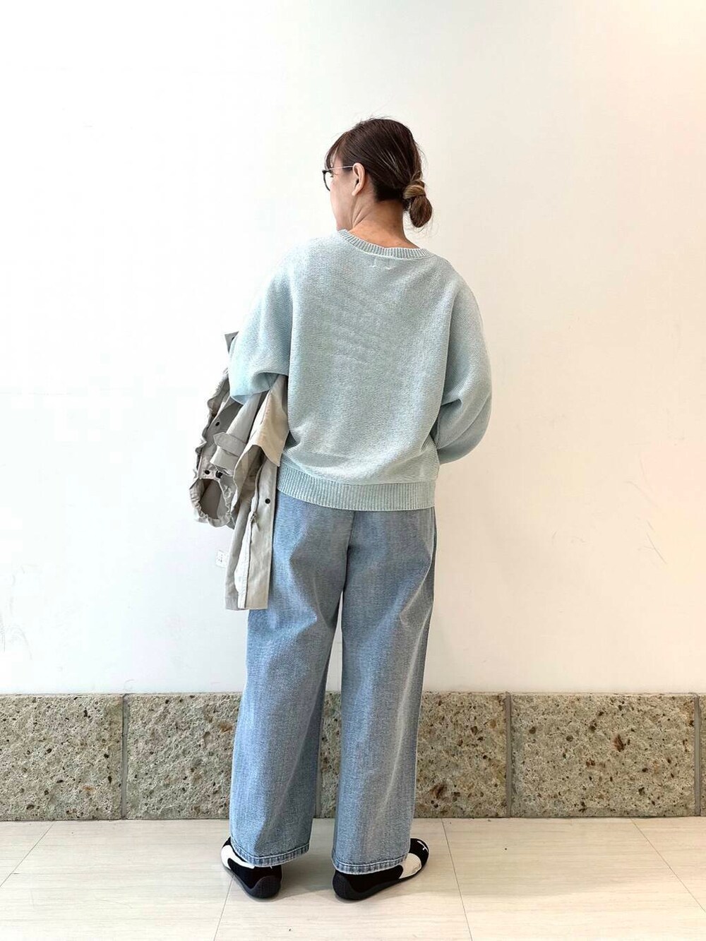 「ママコーデ、newarrival、doors、低身長コーデ、PUMA、30代、低身長オススメアウター、ナチュラル×イエベ、ナチュラル×カジュアル、新作スニーカーコーデ」|「URBAN RESEARCH DOORSの2タックギャザーデニムパンツ(デニムパンツ、ブルー系)」を使った、ながせさん(レディース・156cm)の春コーディネートの6枚目の写真