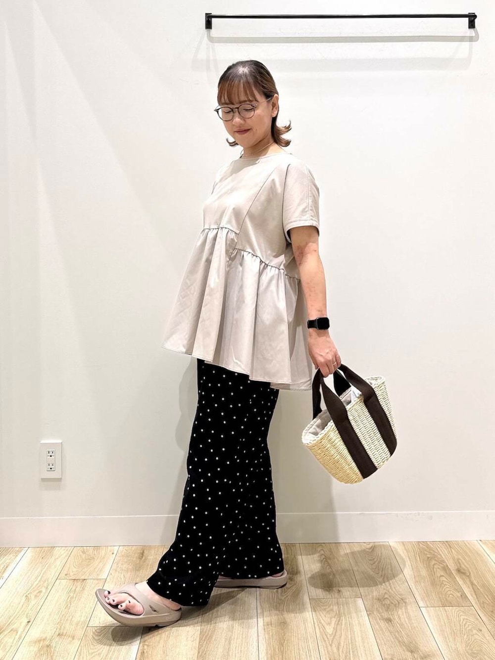 「大人カジュアル、カジュアル、ママコーデ、カジュアルコーデ、シンプルコーデ、サンダル、低身長、デート、休日コーデ、オフィスカジュアル、オフィス、30代、楽ちん、ウエストゴム、体型カバー」|「RODE SKOのナチュラルカゴバッグ(ハンドバッグ、ホワイト系)」を使った、ながせさん(レディース・156cm)の夏コーディネートの4枚目の写真
